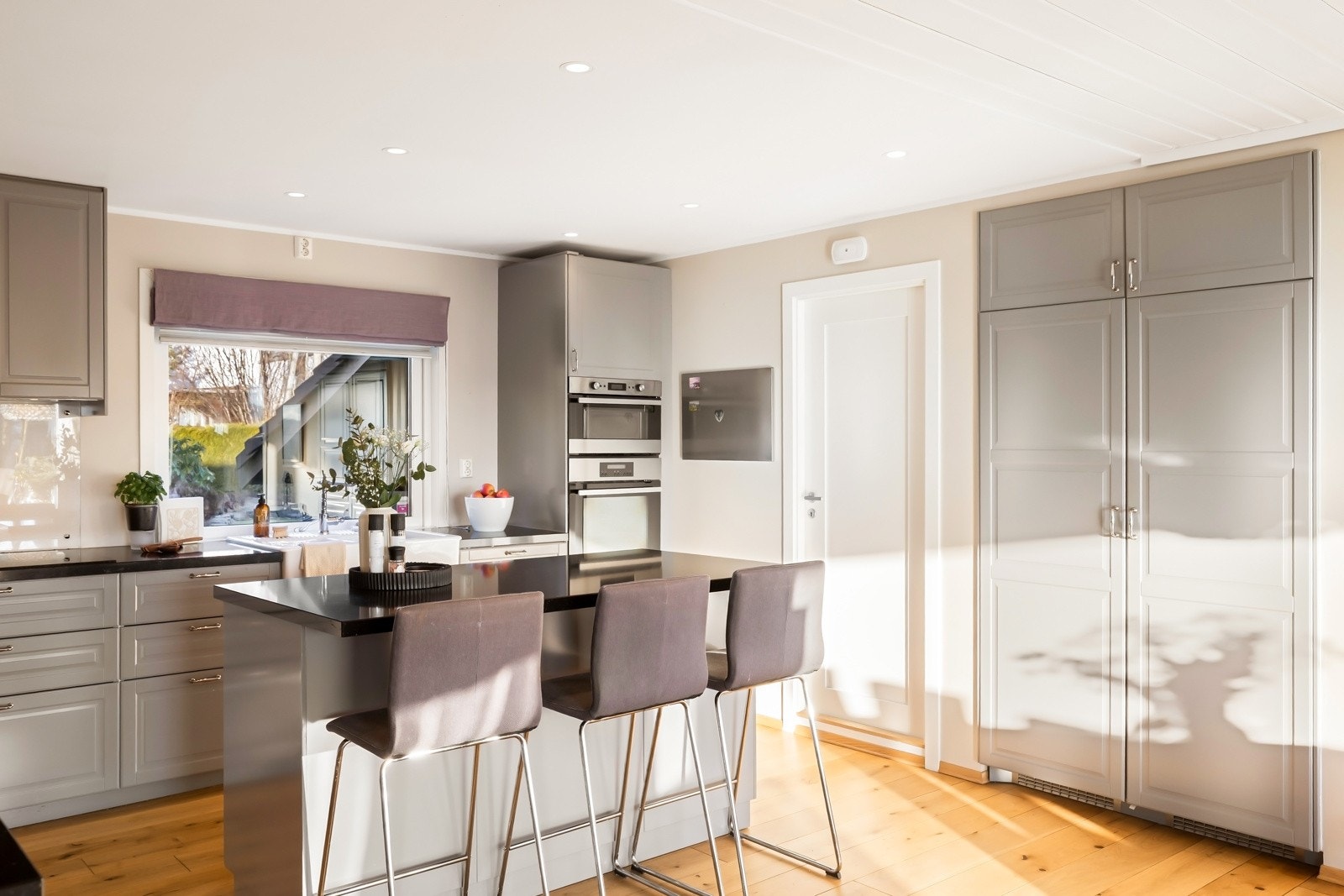 Kjøkken med integrerte hvitevarer - praktisk og hyggelig for hverdagsmatlaging og til fest. Galleribilde