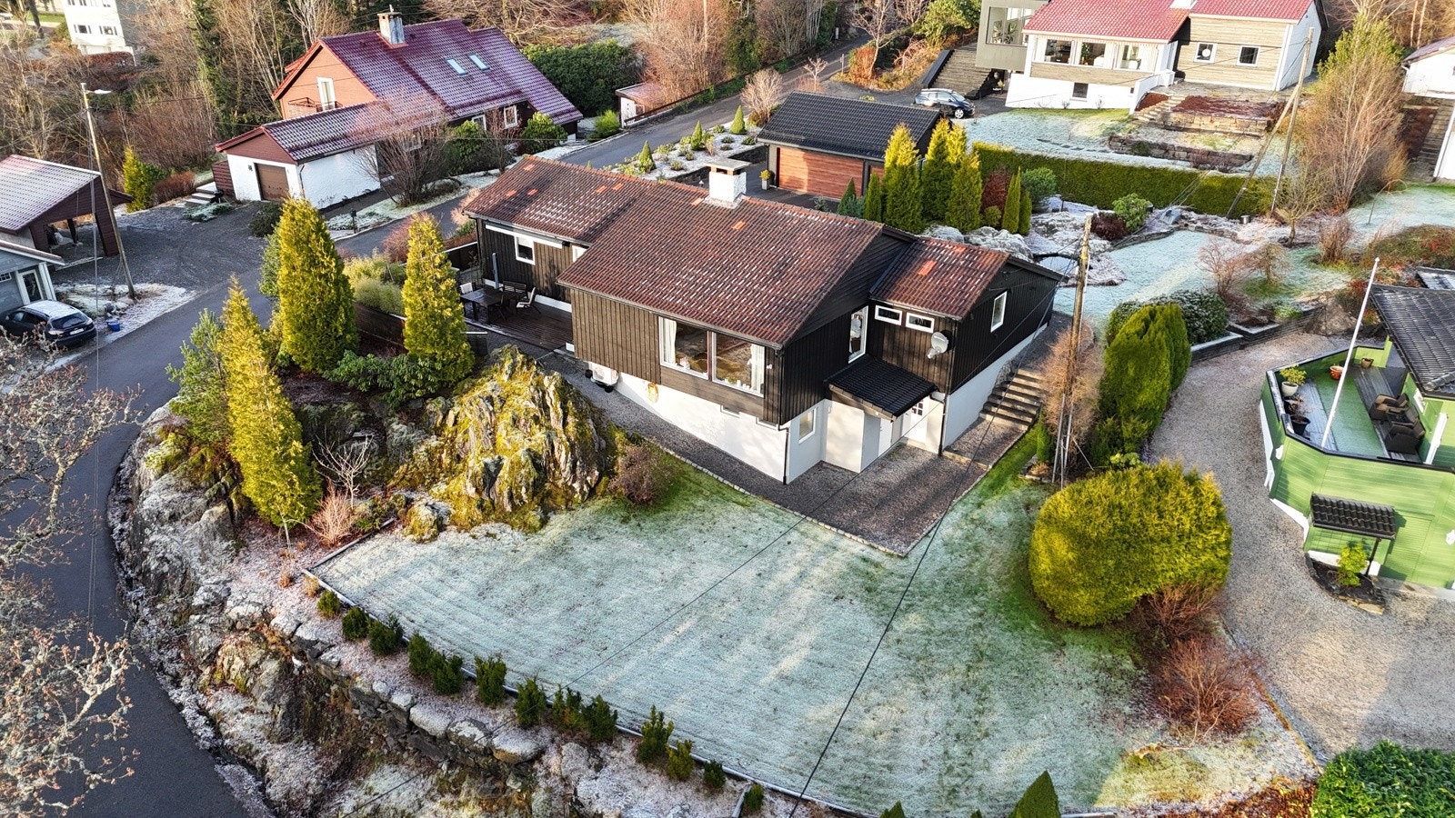 Parklignende hage med store plenflater og variert beplantning - perfekt for lek og avslapning. Galleribilde