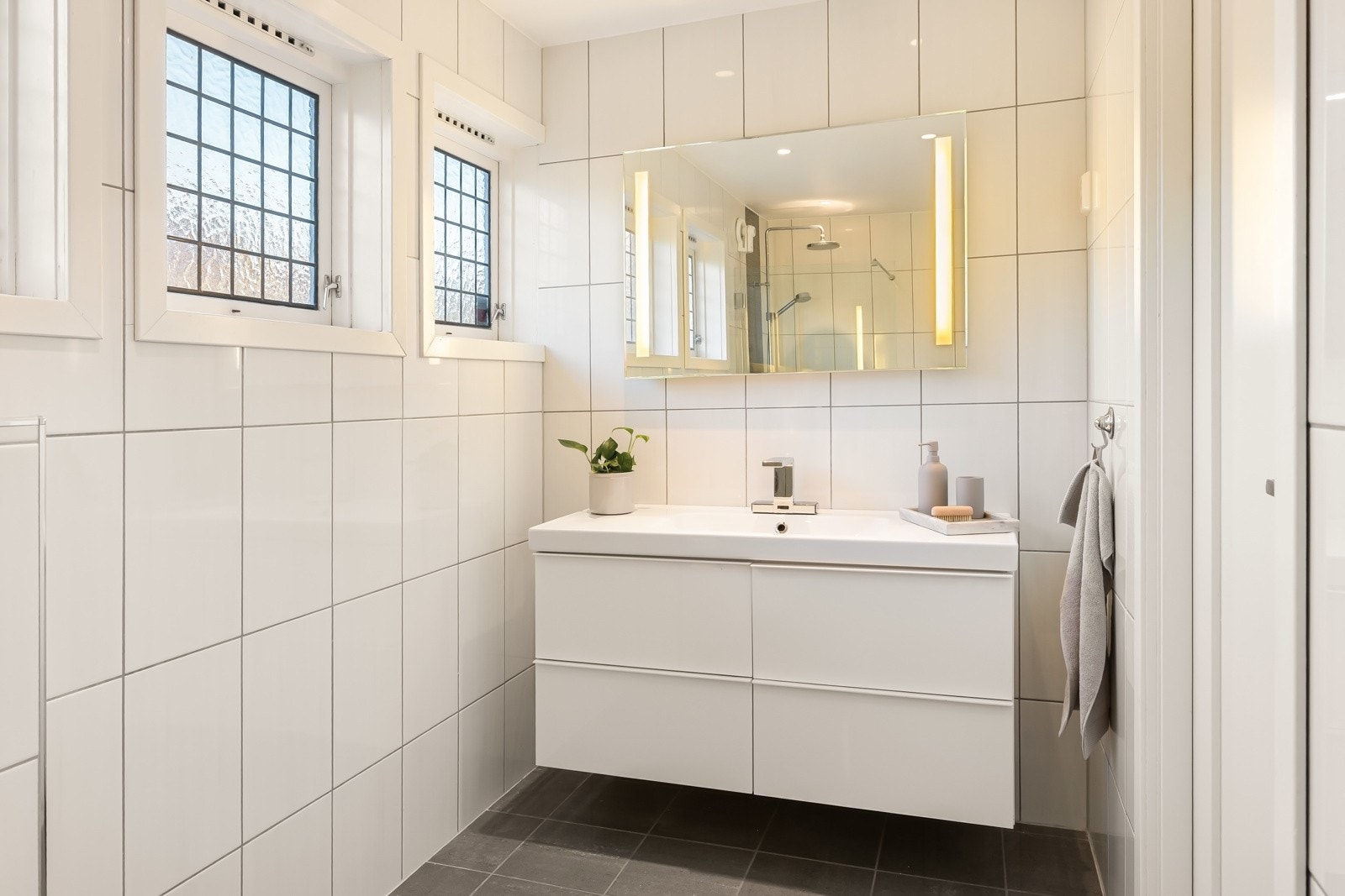 Delikat bad med varmekabler og downlights. Galleribilde