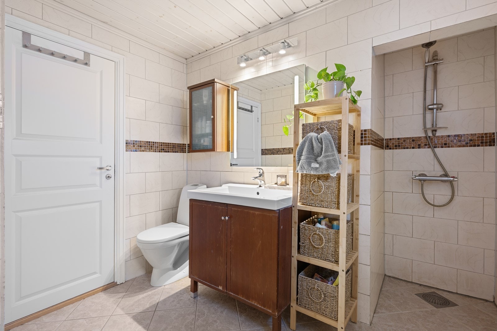 Bad/wc oppe med fliser på gulv og varmekabler Galleribilde