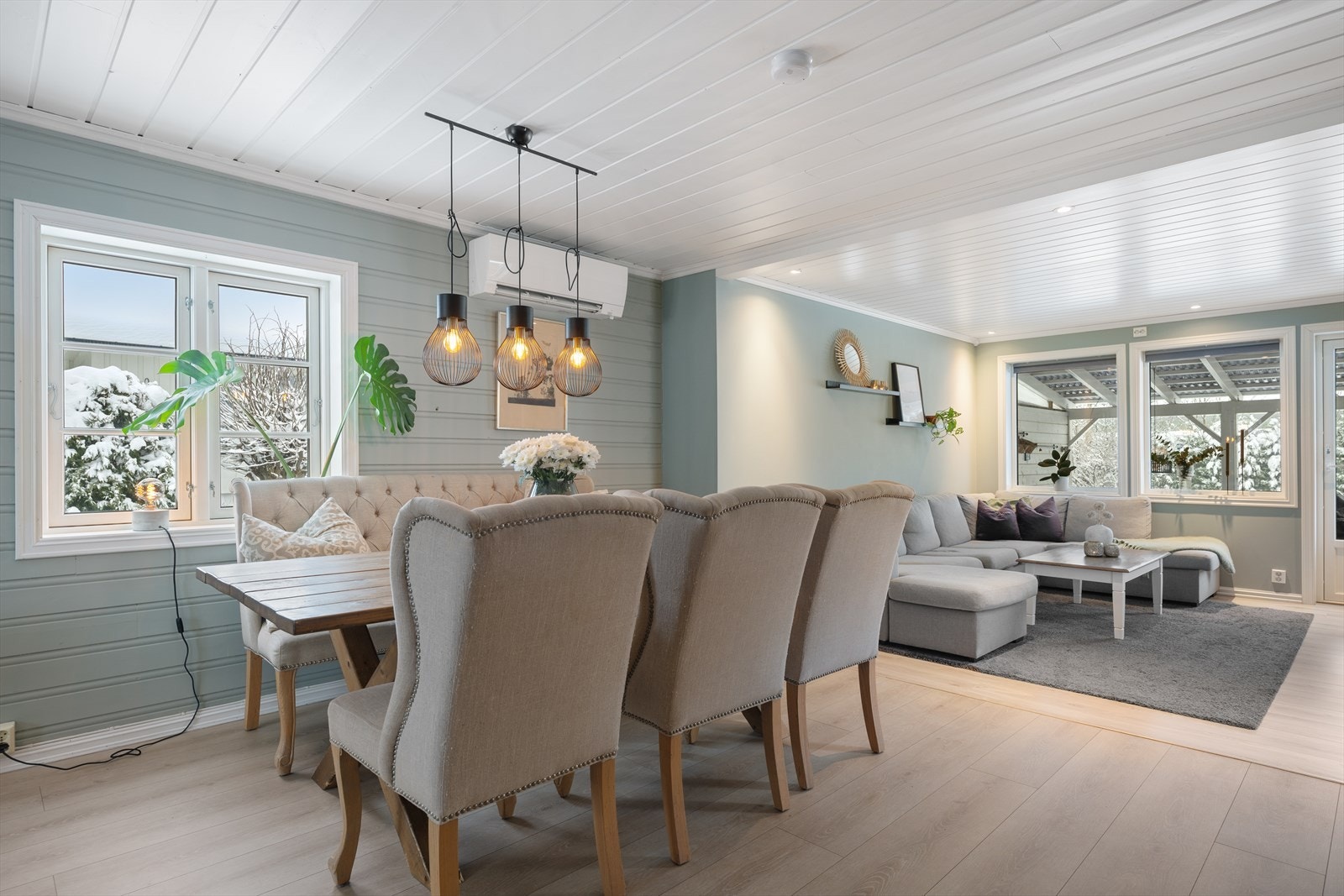 Lys og fin gjennomgående stue Galleribilde