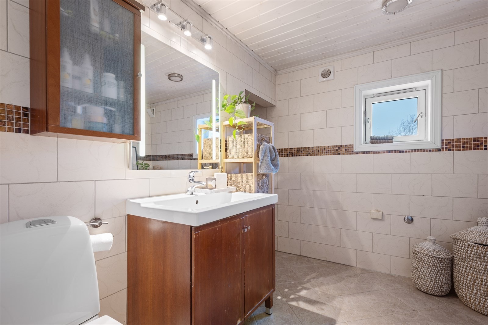 Fliser på vegger bad oppe og baderomsinnredning, dusjnisje. Galleribilde