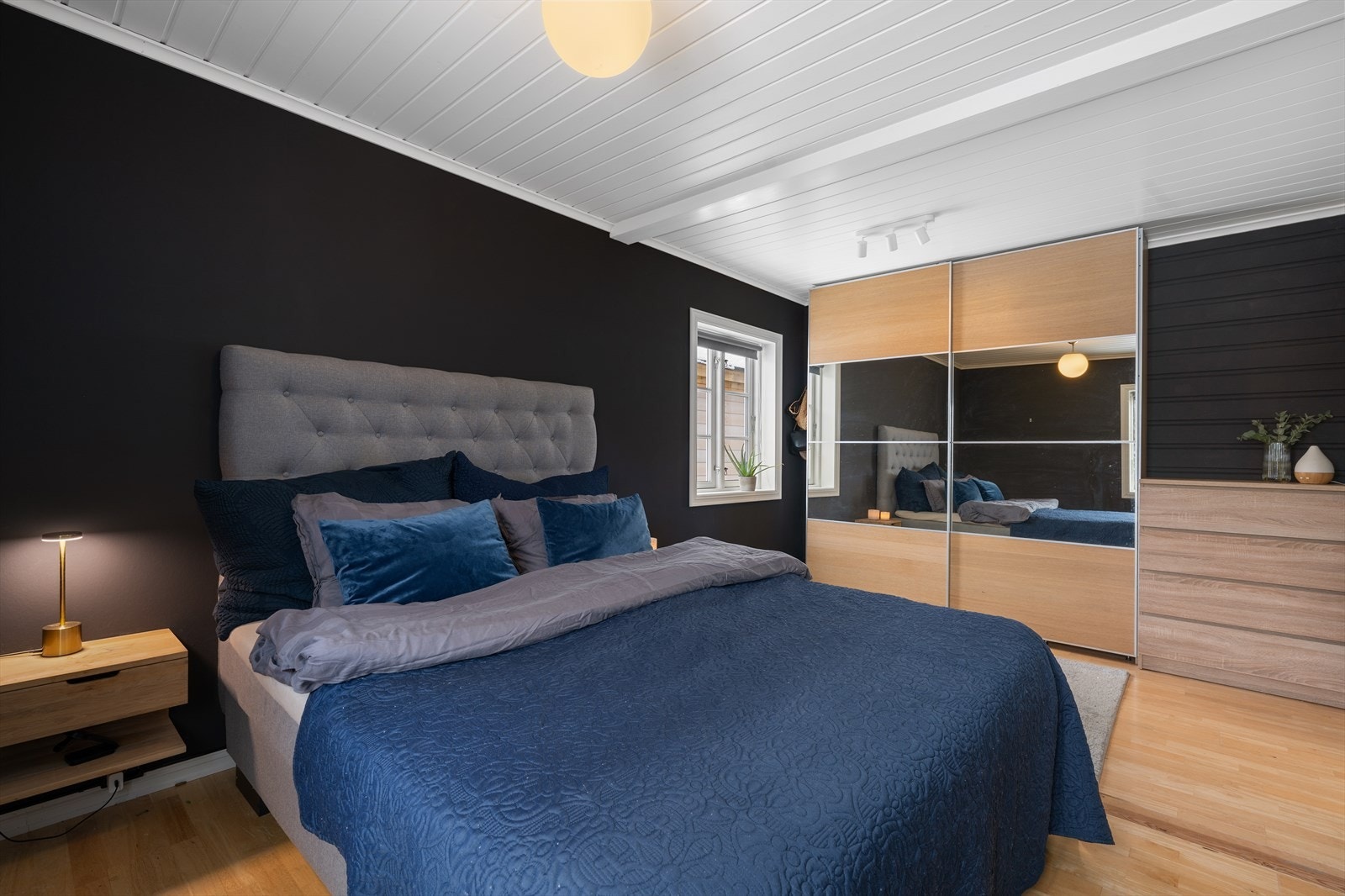 Soverom 1 ( gjort om fra 2 soverom, stor fin garderobe Galleribilde