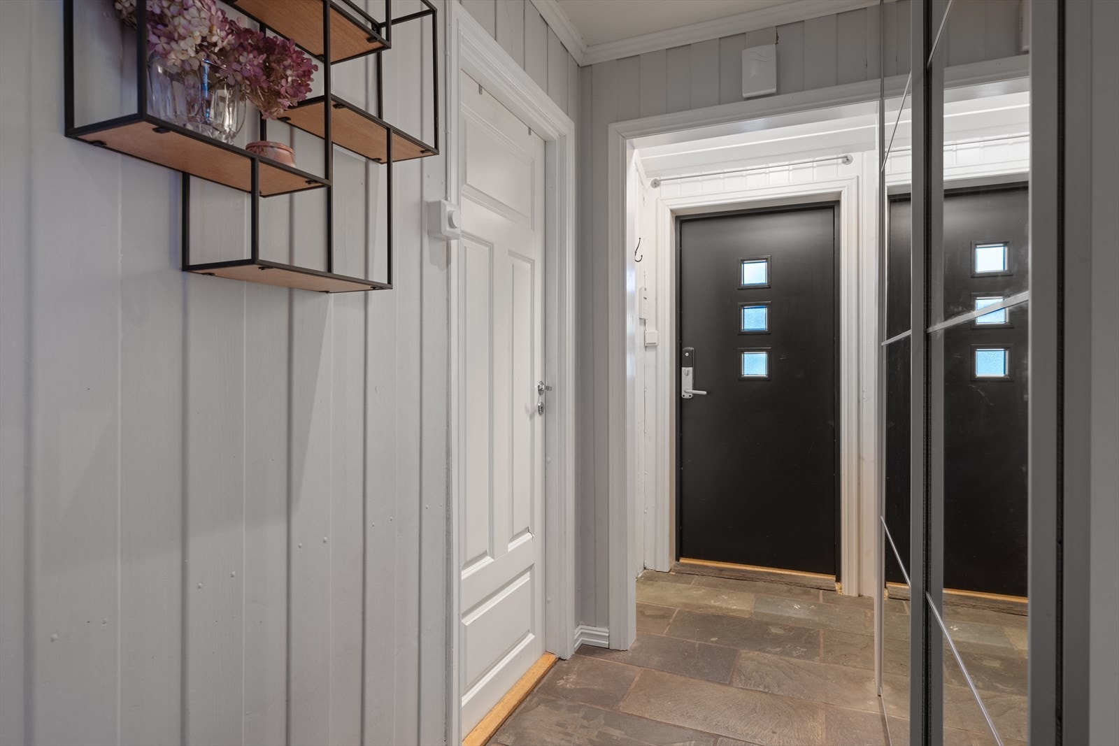 Gang/hall med skiferstein på gulv Galleribilde