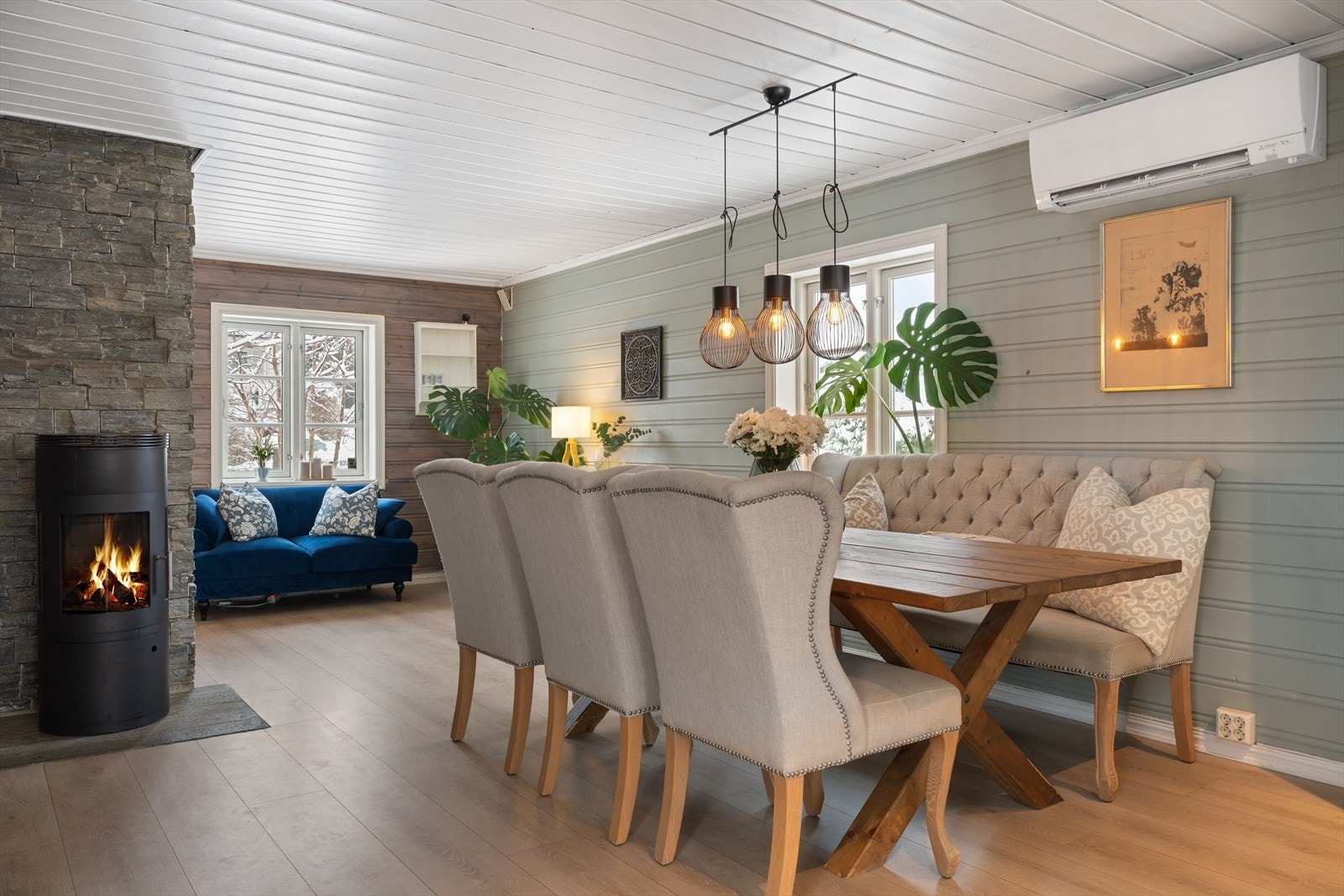 God plass til spisestue og fin peisovn med skiferstein. Galleribilde