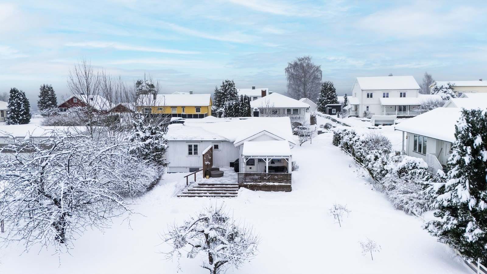 Stor fin beplantet hage Galleribilde