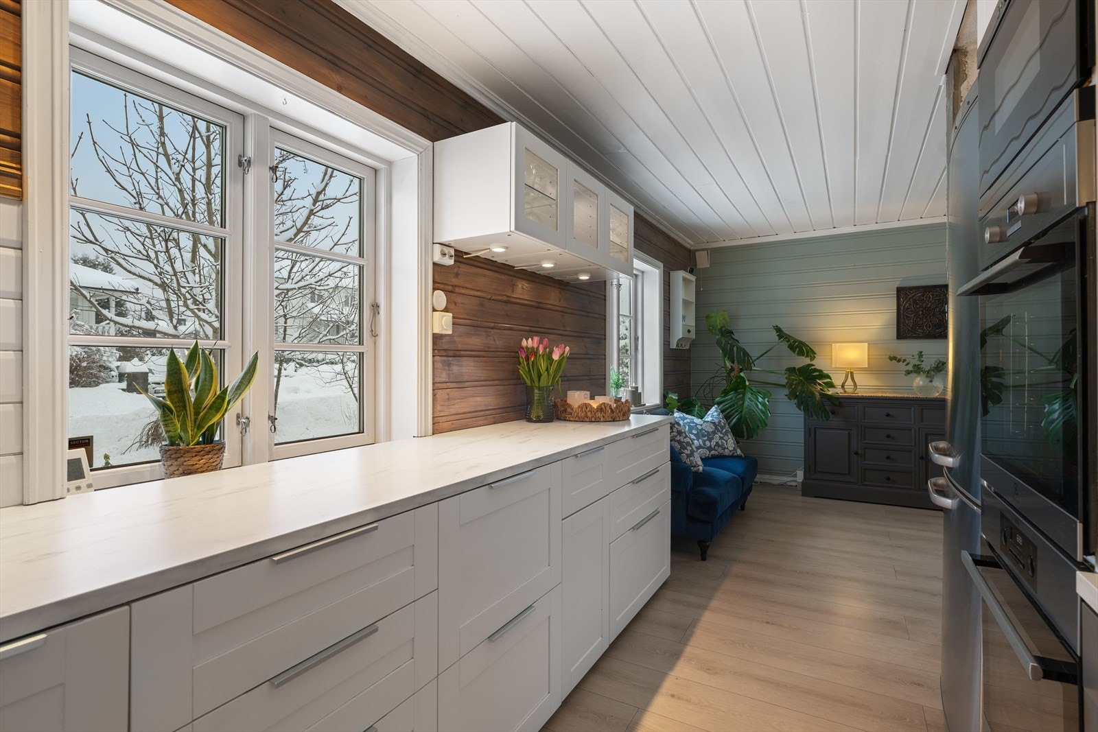 Kjøkken har integrert platetopp, 2 stekeovner, micro Galleribilde