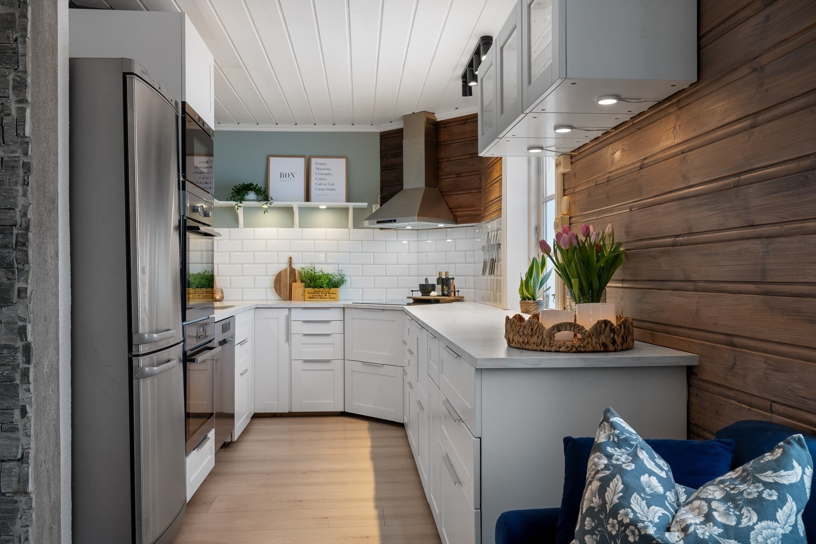 Kjøkken med parkett på gulv og malte flater. Galleribilde