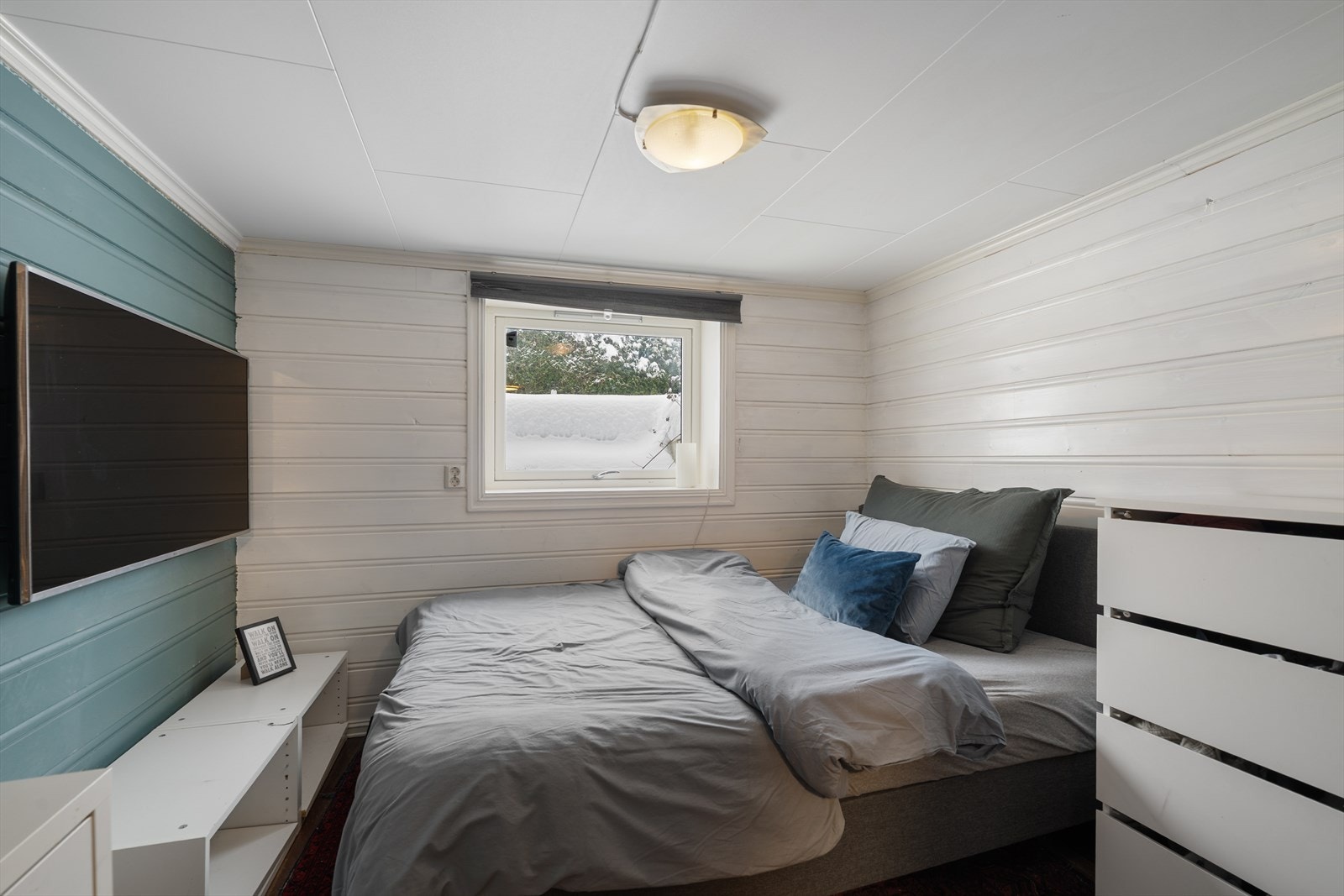 Soverom/innredet rom 4 med malt panel Galleribilde