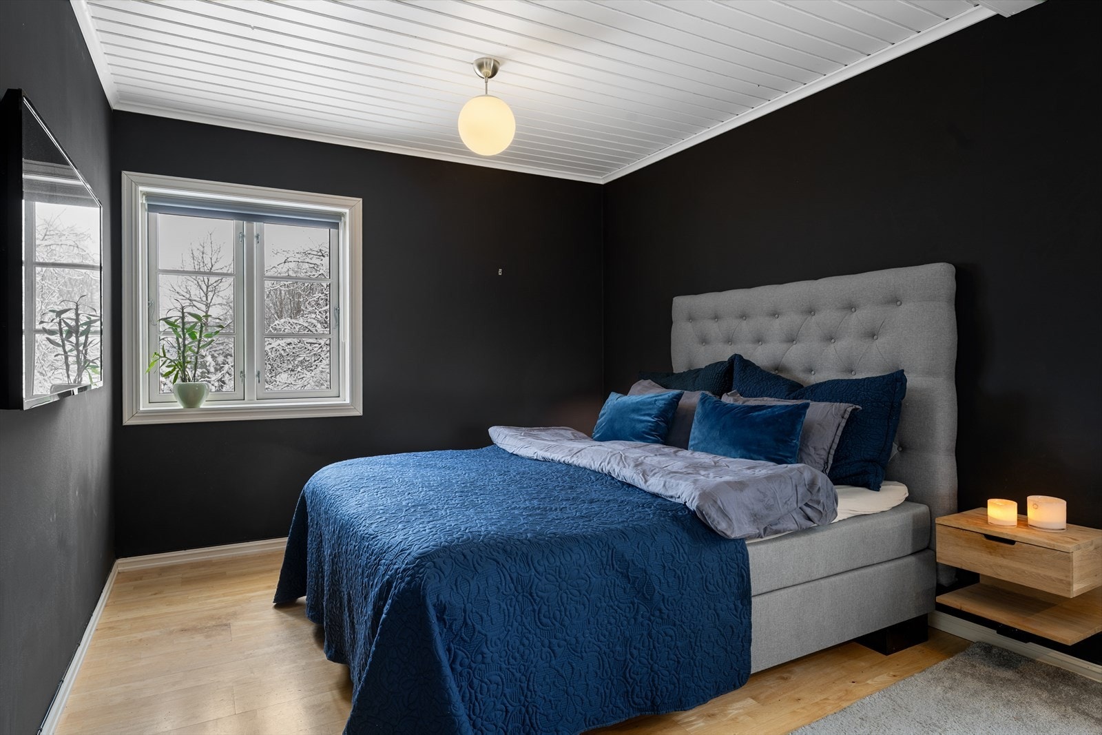 Soverommet har nyere parkett på gulv og malte flater, wall to paint. Galleribilde