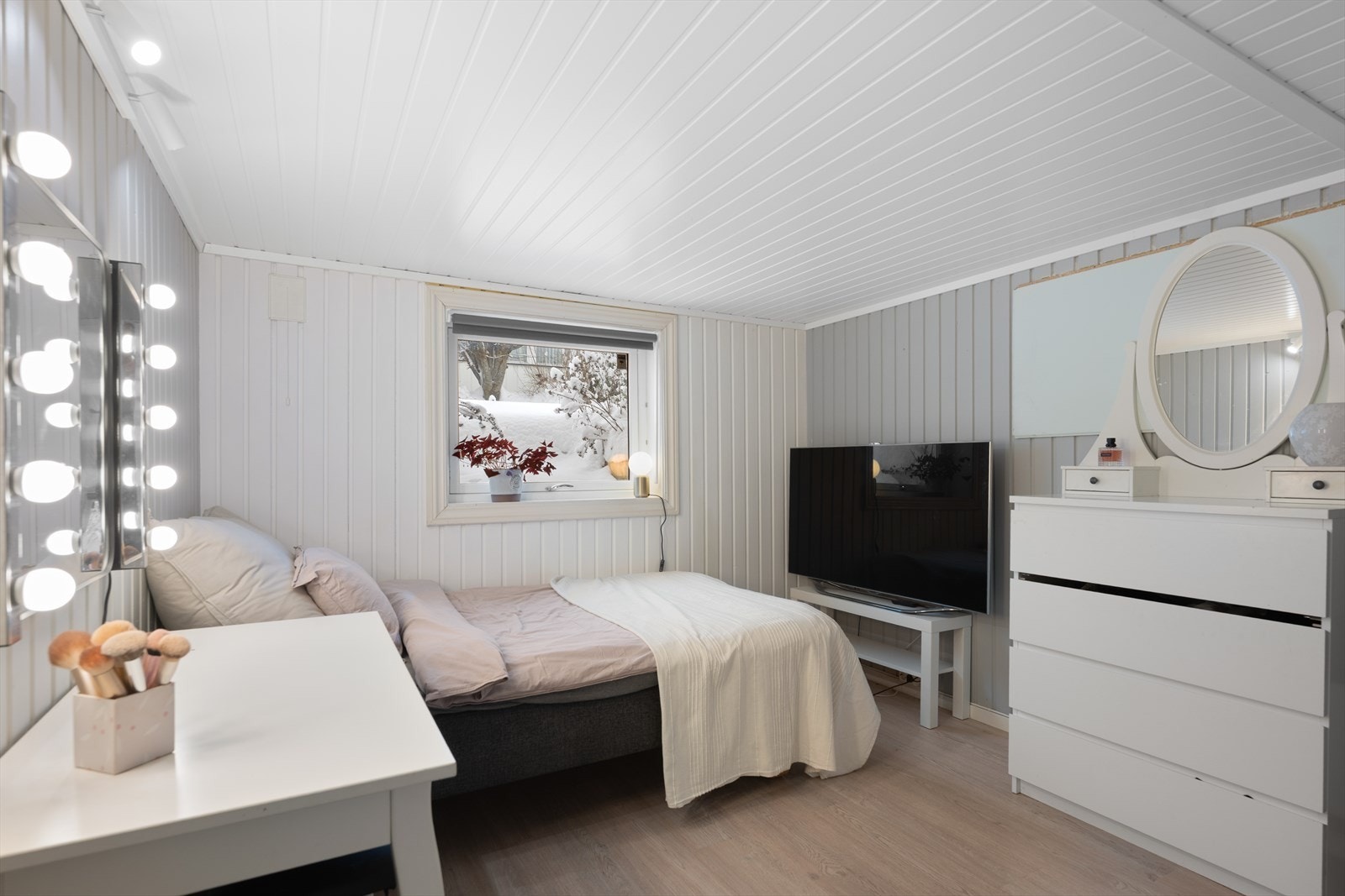 Soverom/innredet rom 5 med laminatgulv og malt panel på vegger og i himling. Galleribilde