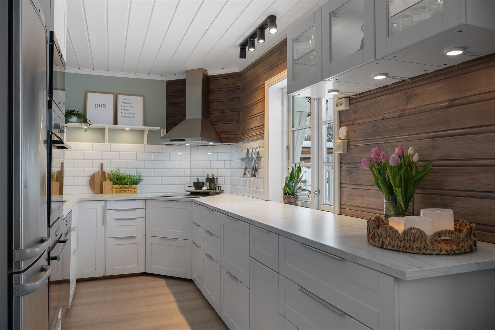 Nyere moderne Ikea kjøkken med god benkeplass Galleribilde