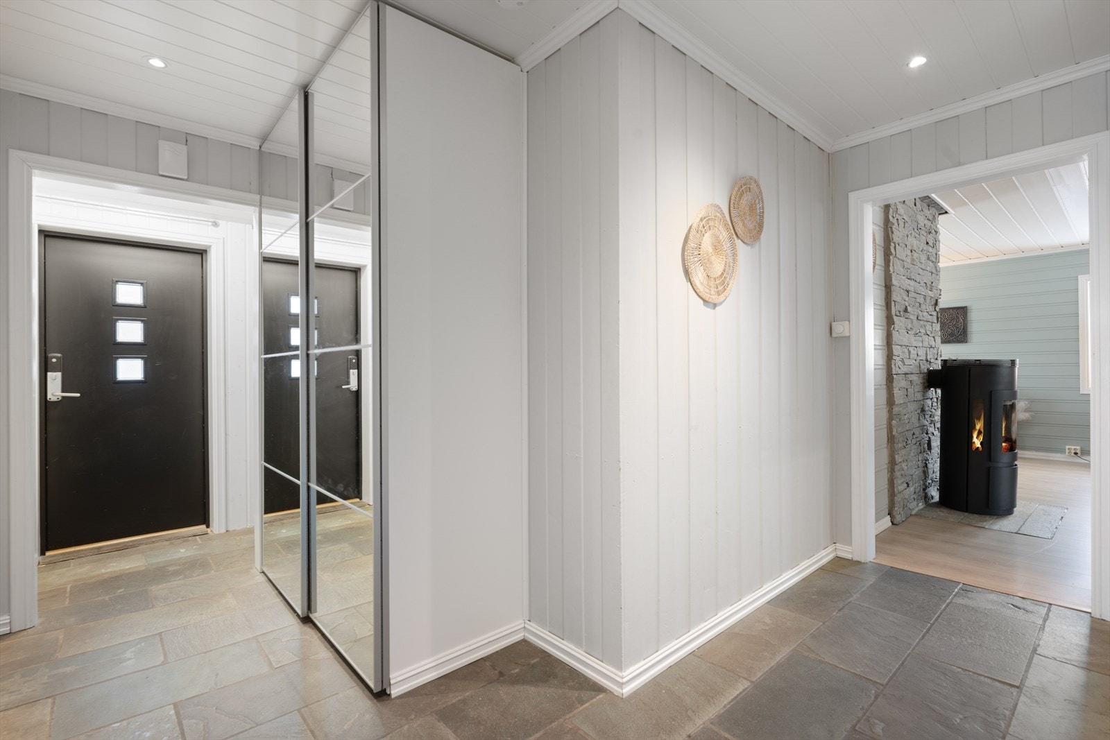 Romslig hall med speil skyvedørsgarderobe Galleribilde