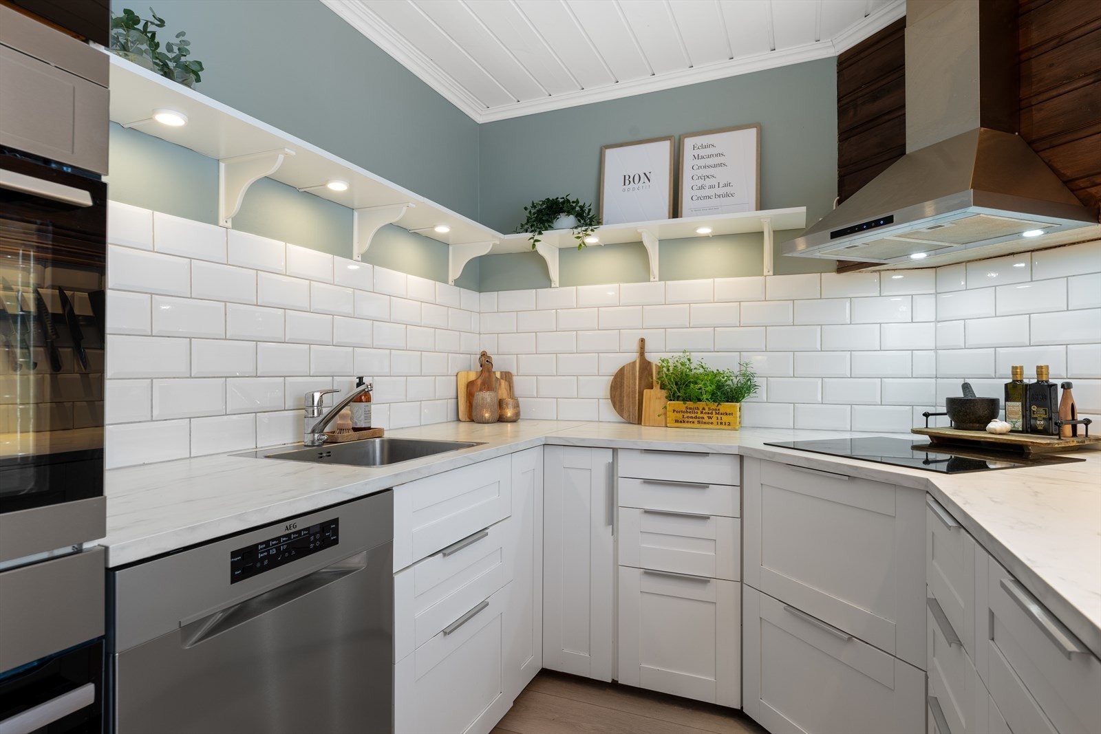 Koselig hylle med downlights, fliser over kjøkkenbenk Galleribilde