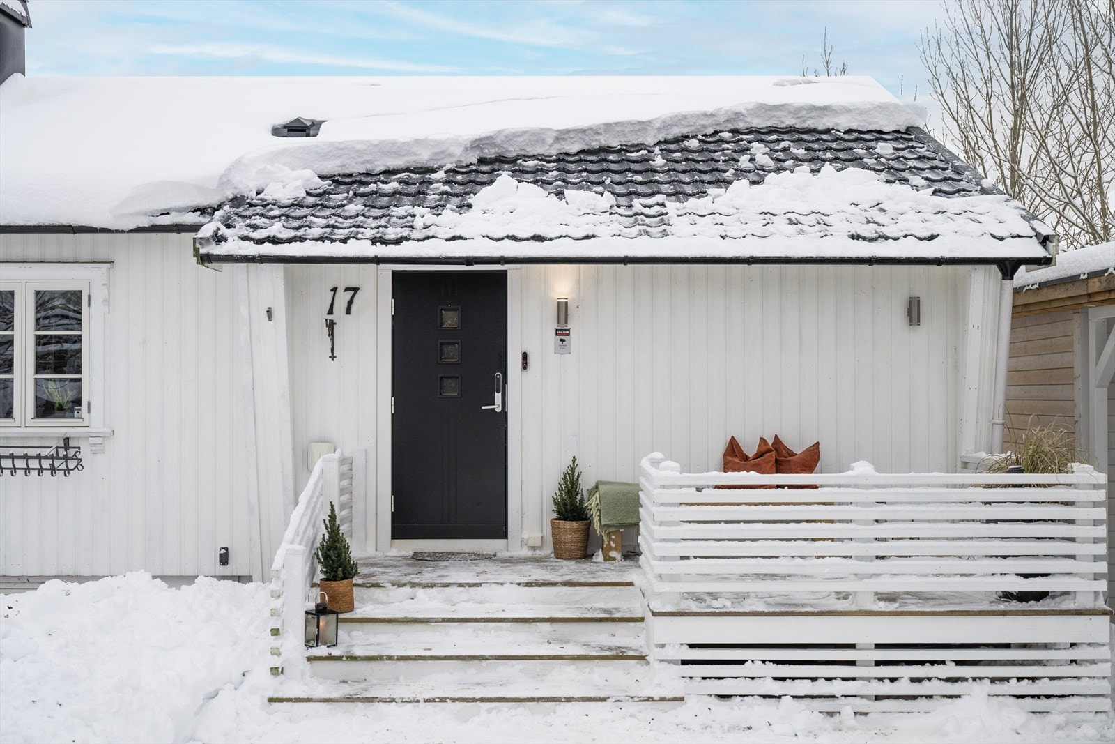 Inngangsparti, koselig plass hvor du kan ta morgenkaffen i solen Galleribilde