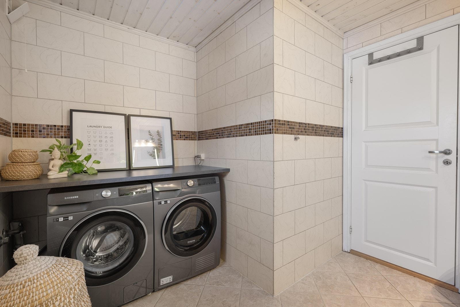 Badet oppe har opplegg til vaskemaskin og tørketrommel. Galleribilde