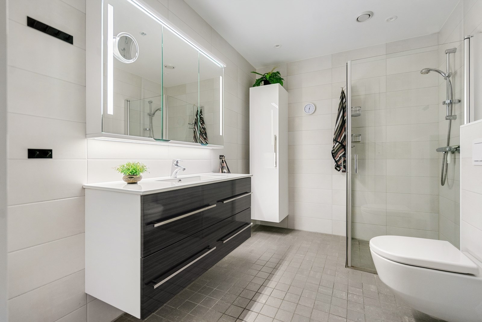 Flott flislagt bad med varmekabler i gulv. Galleribilde