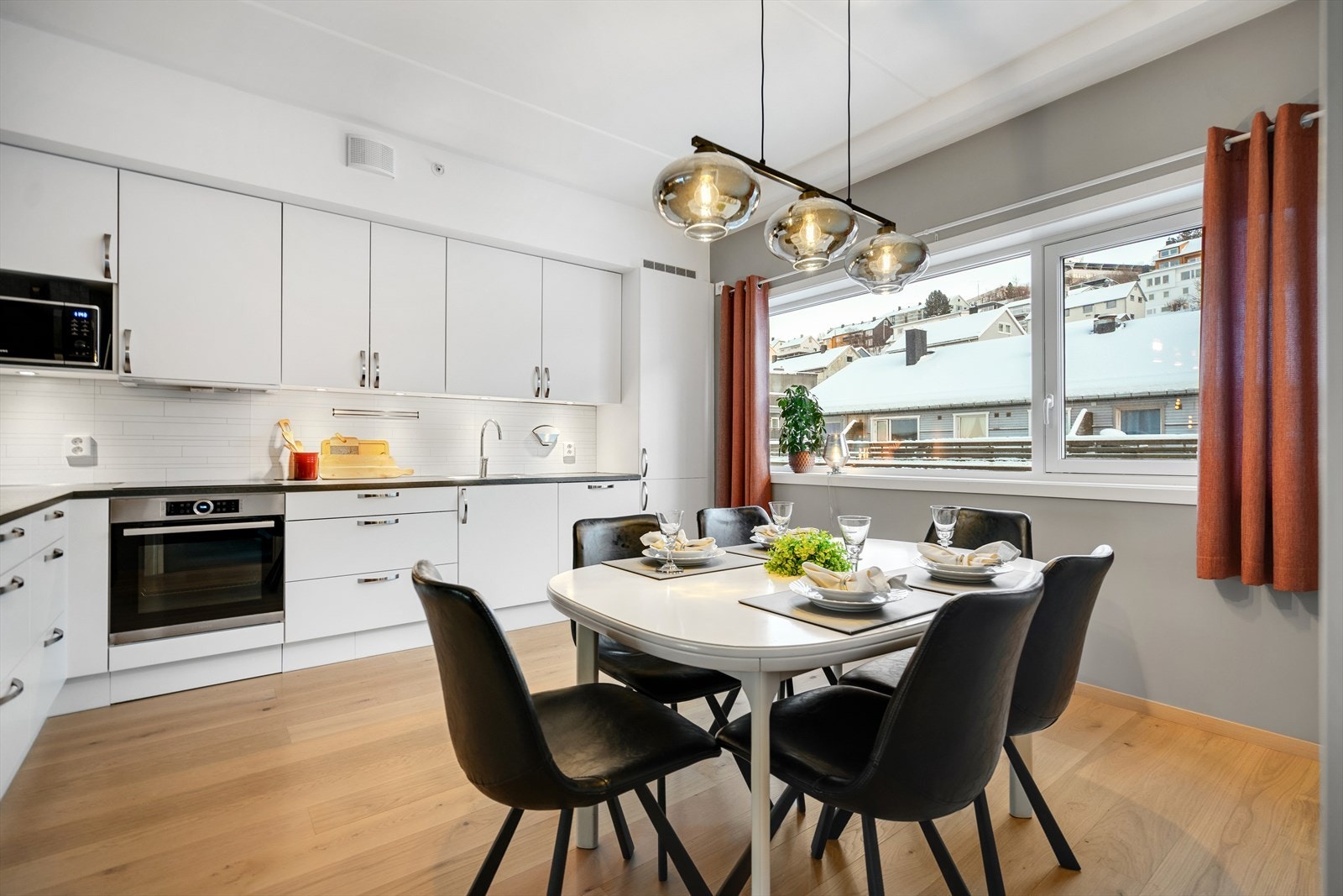 Stort kjøkken med plass for spisebord og rikelig med arbeidsplass. Galleribilde