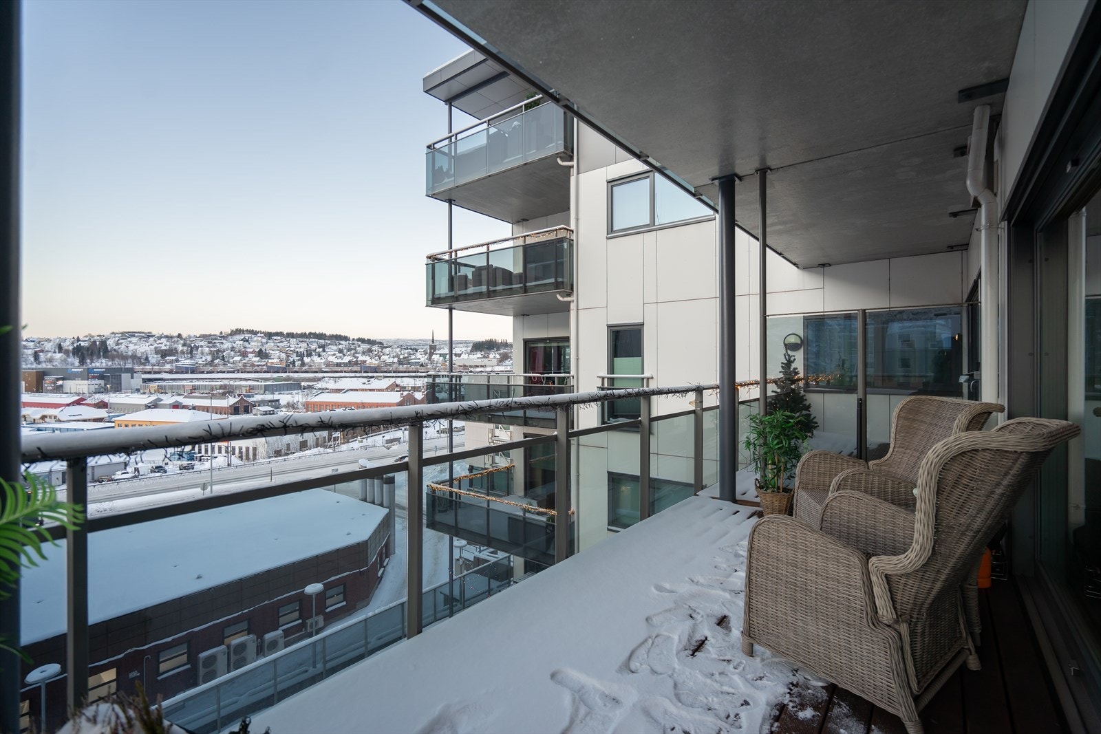 Overbygget balkong gir muligheten til å nyte kaffen ute, selv i dårlig vær. Galleribilde