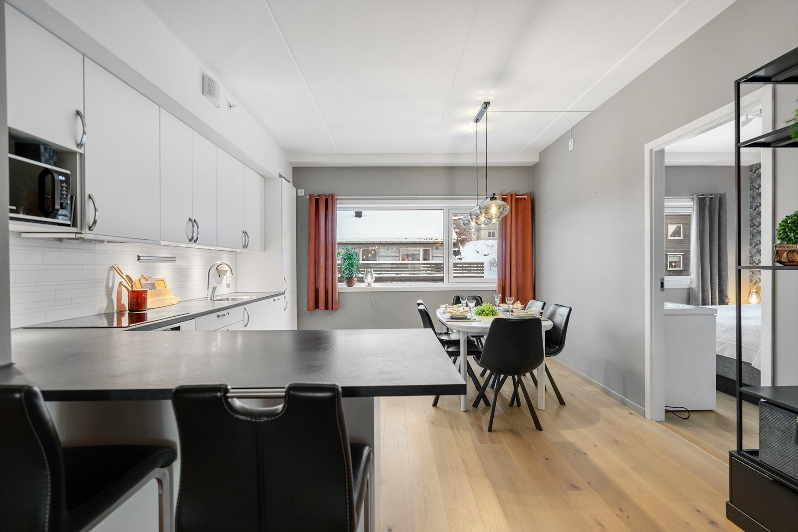 Tidløst kjøkken med lyse overflater og benkeplate av laminat. Galleribilde