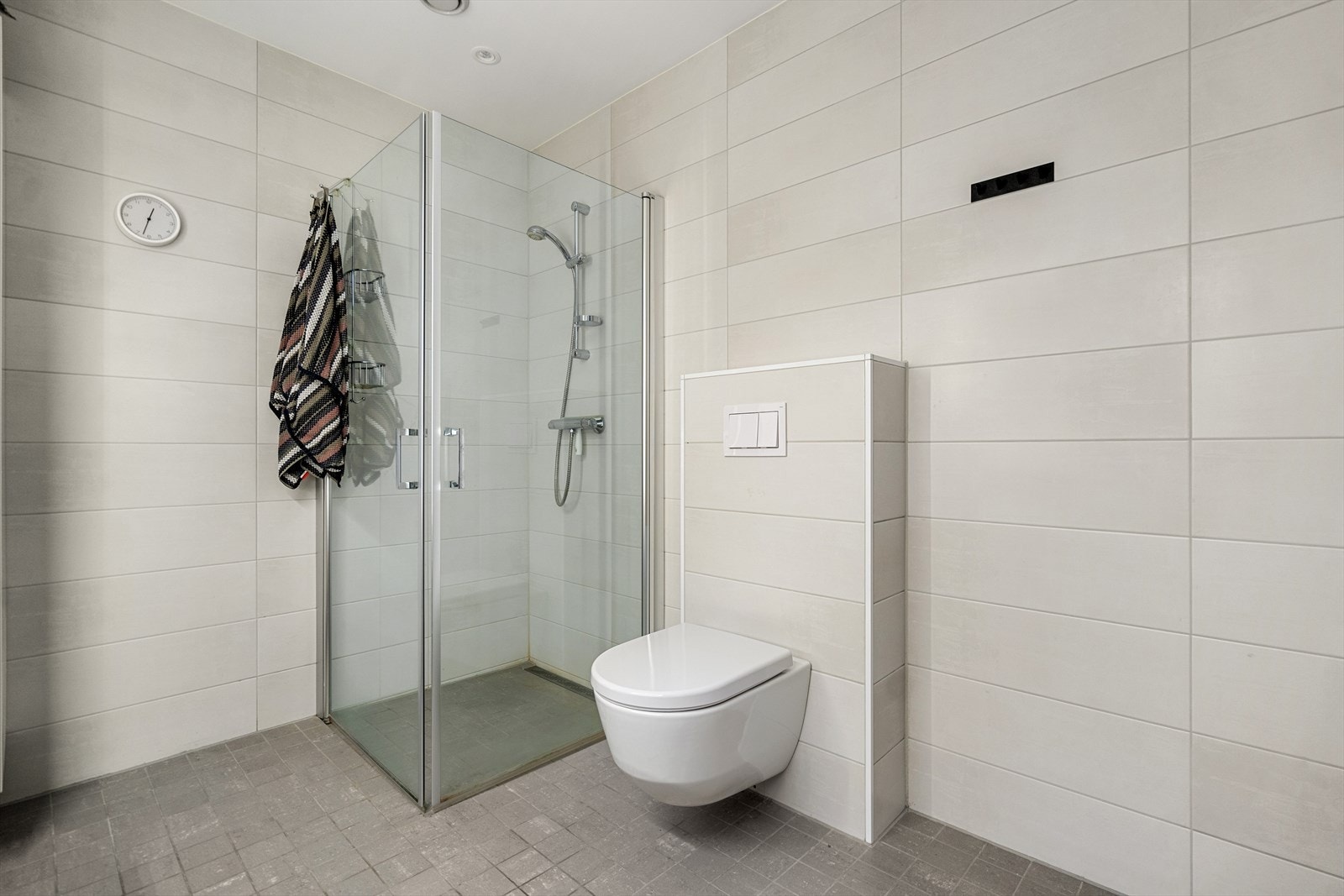 Veggmontert toalett og dusjhjørne. Galleribilde