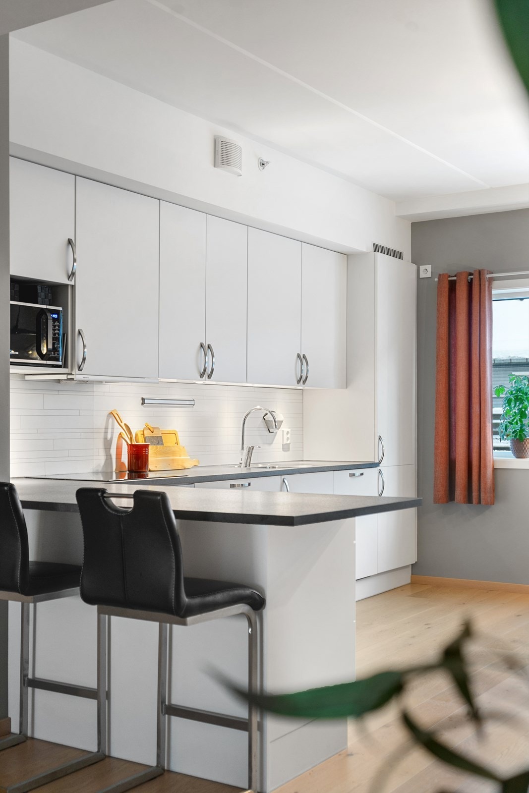 Kjøkkenøy med to sitteplasser. Galleribilde