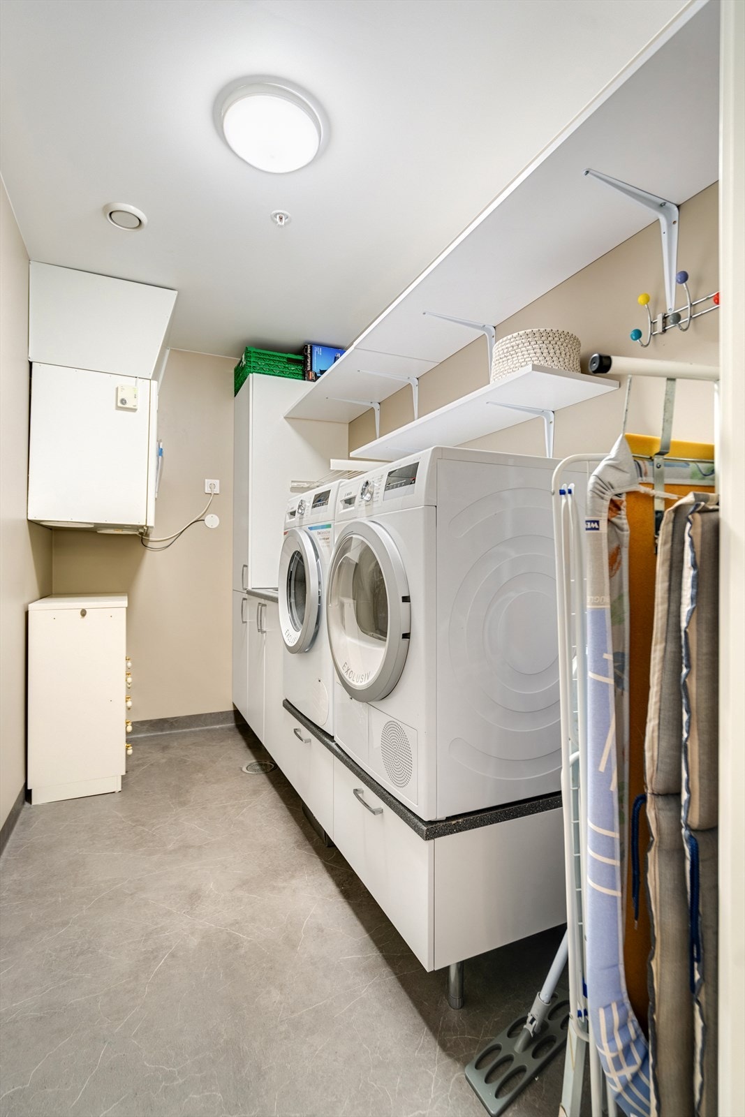 Praktisk vaskerom med gulv av vinylbelegg med elektriske varmekabler. Det er innredet med nedfelt vaskekum i stål og opplegg for
vaskemaskin. Galleribilde