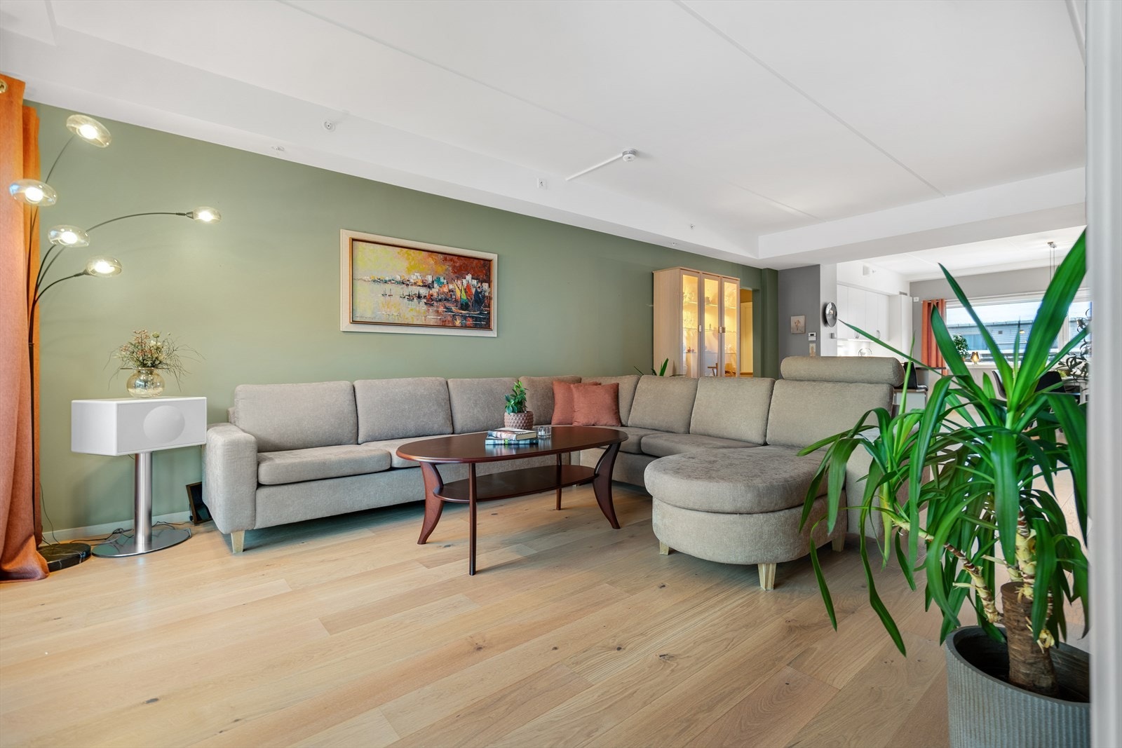 Romslig stue med god plass til sofa. Galleribilde