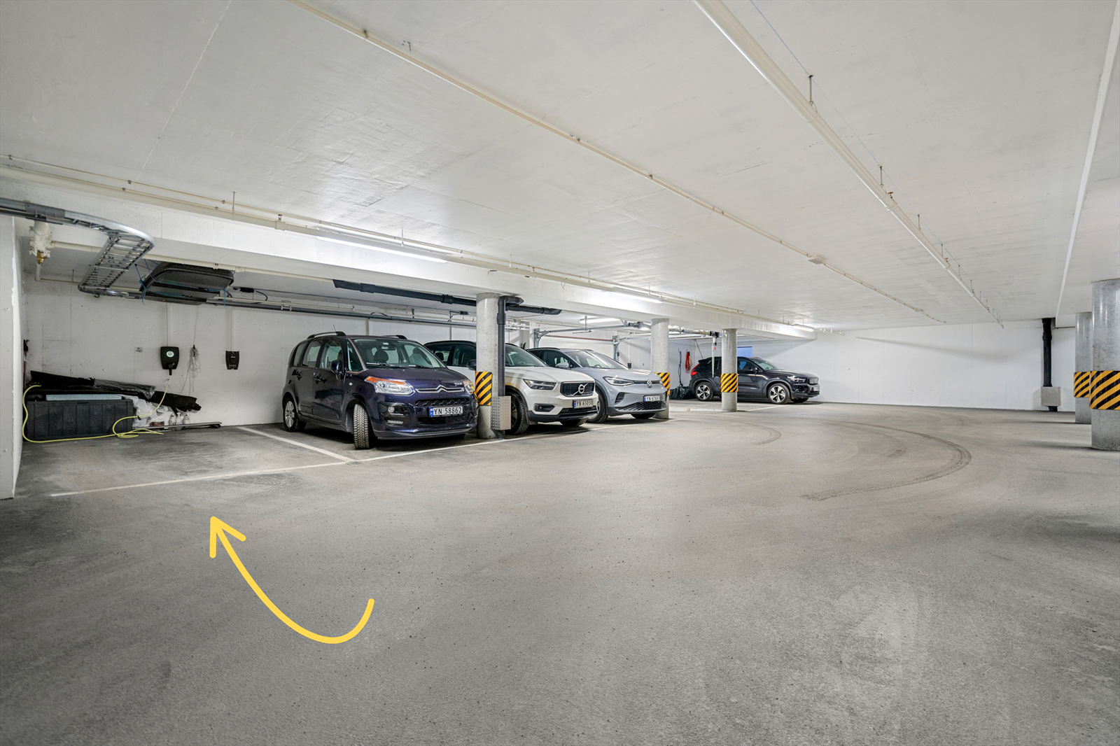 Parkering med EL-bil lader, i felles garasjeanlegg. Galleribilde