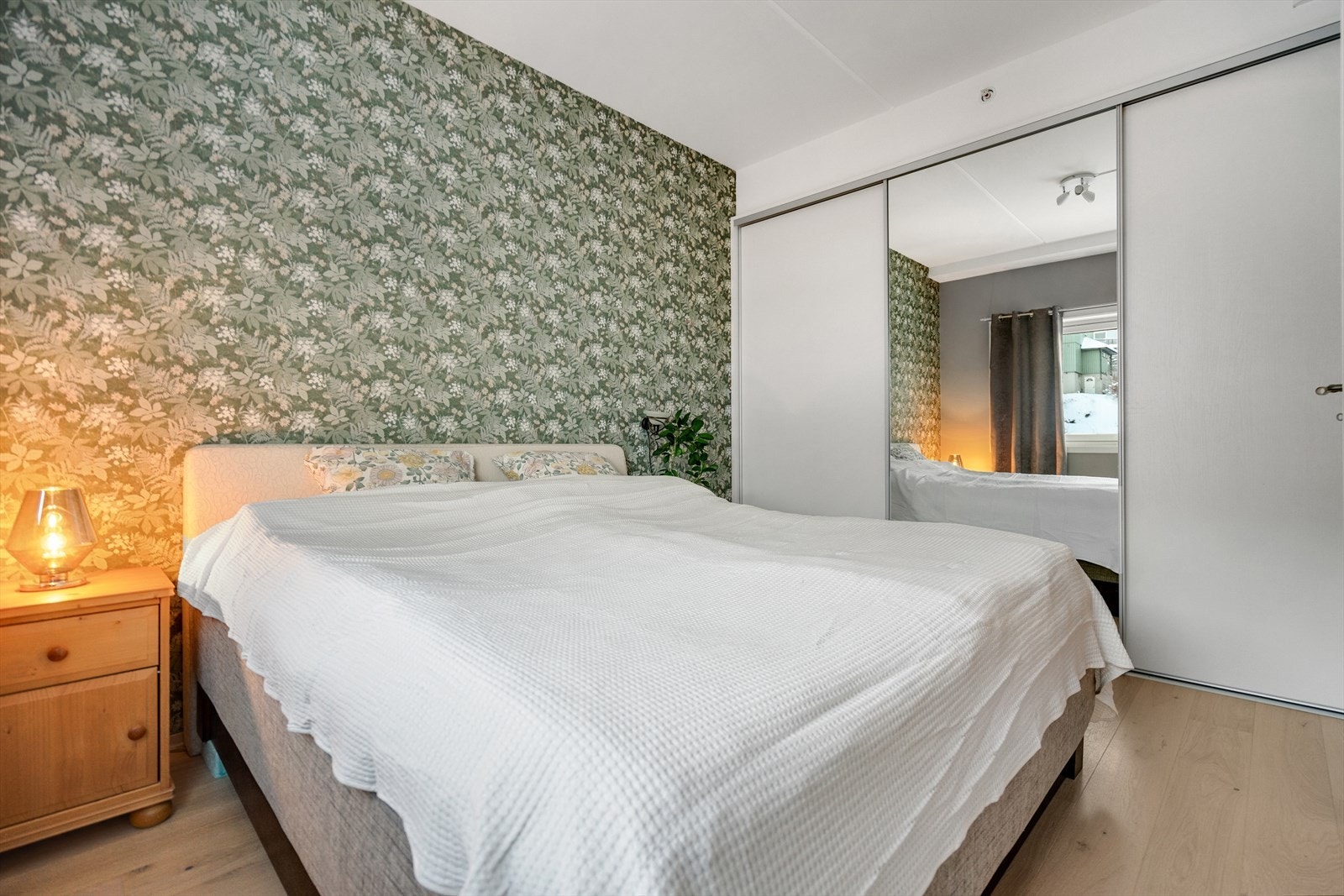 Soverom 2- Stor skyvedørsgarderobe. Galleribilde