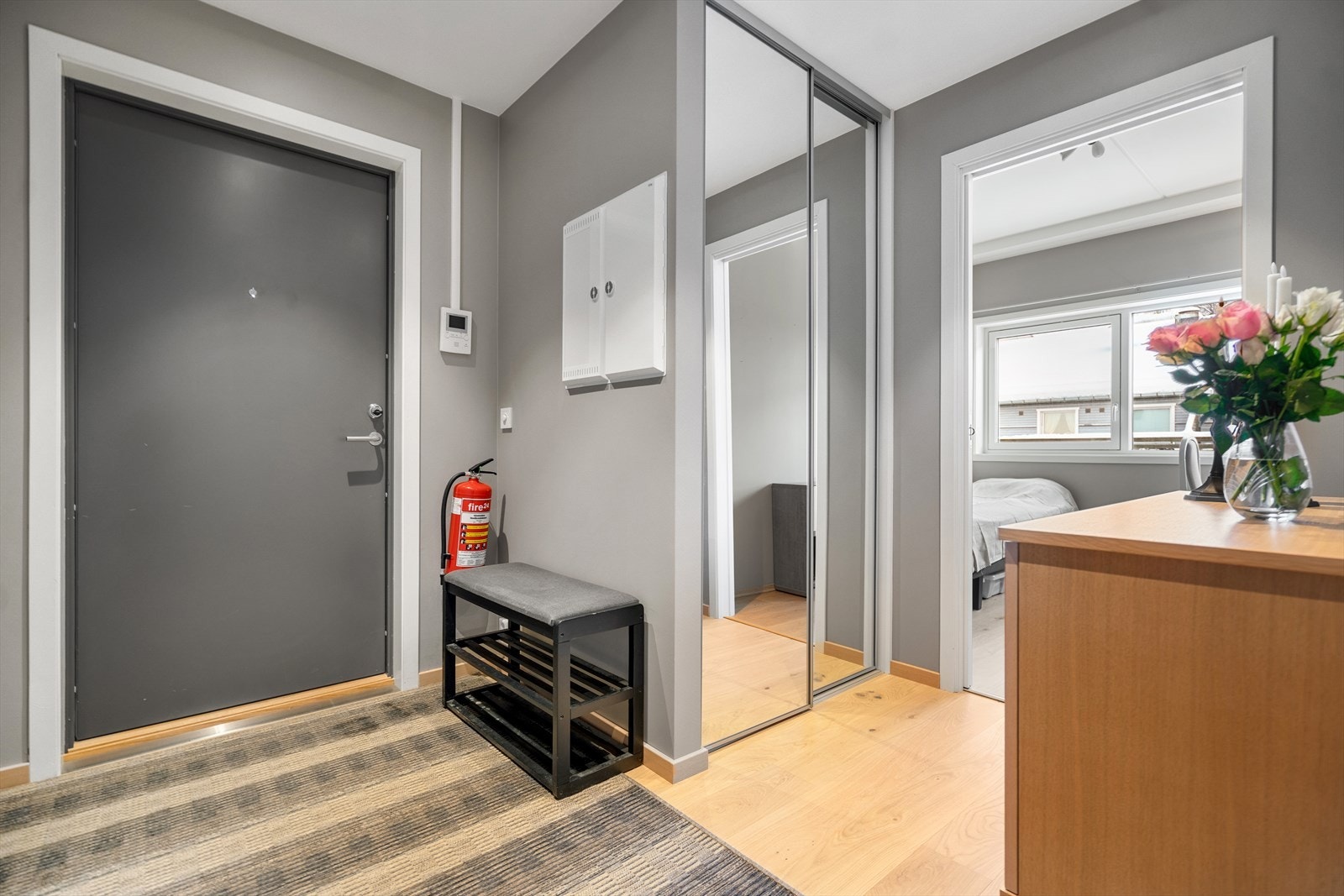 Entré med skyvedørsgarderobe som gir god plass til oppbevaring av yttertøy. Galleribilde