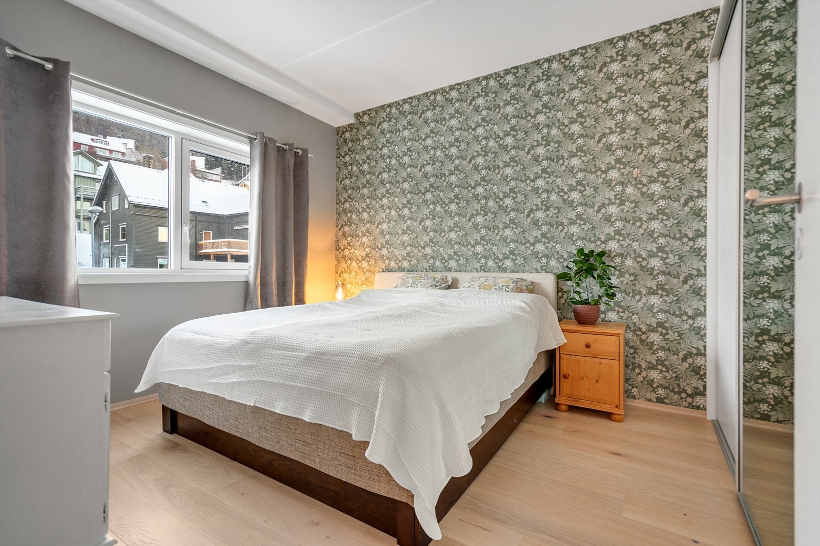 Soverom 2- Romslig soverom med plass til både dobbeltseng, nattbord og rikelig med oppbevaring. Galleribilde