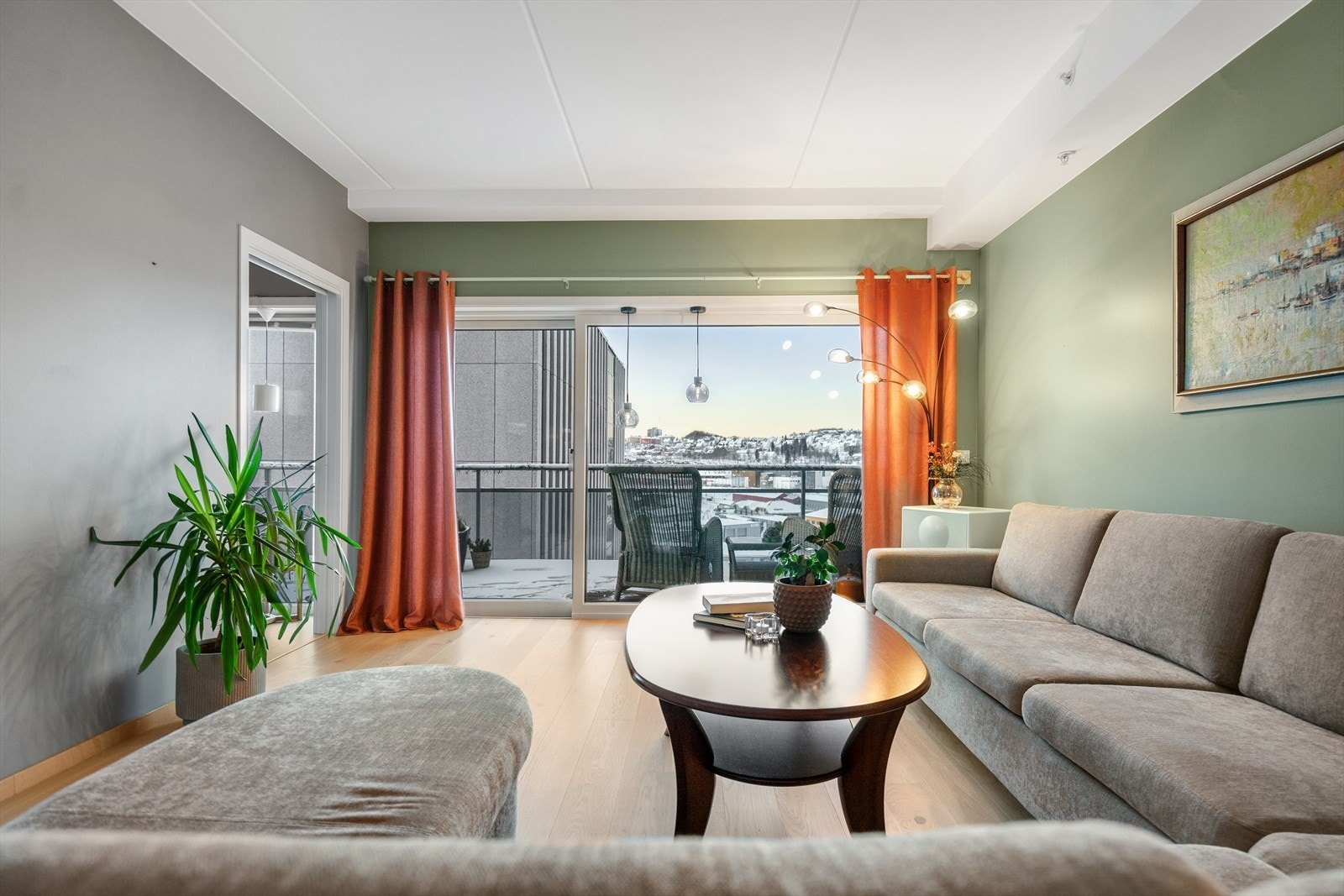 Store vindusflater slipper rikelig med lys inn i rommet. Galleribilde