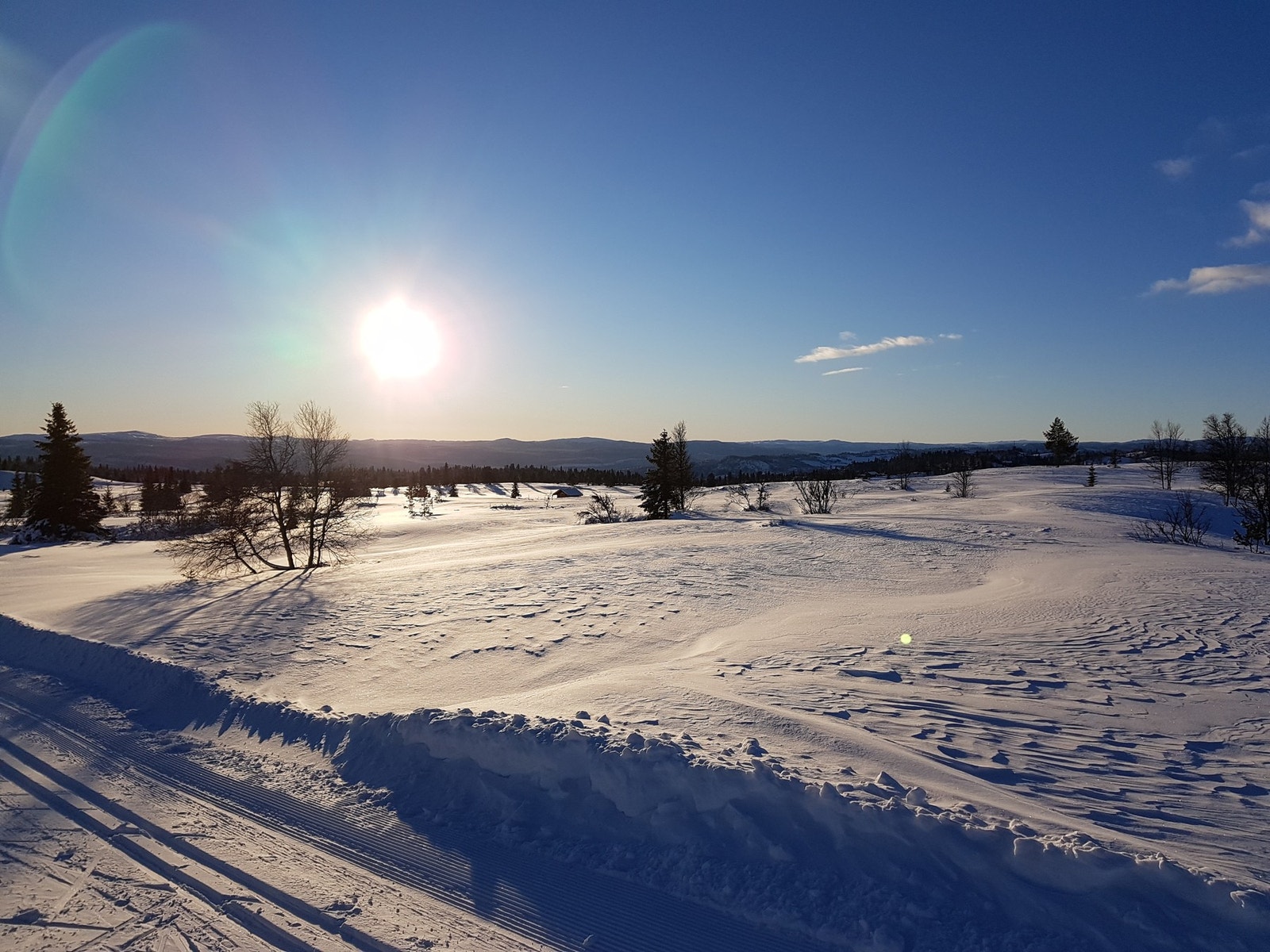 Milevis med preparerte skisport i vakkert landskap. Galleribilde