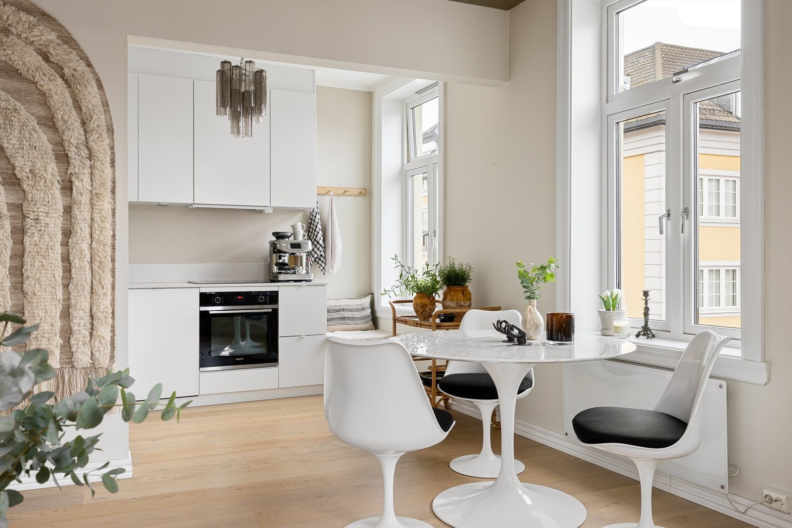 Det ble lagt stilren én-stavs parkett i stue, kjøkken og entré i 2019. Stue, gang, soverom og lister ble malt i 2025 Galleribilde