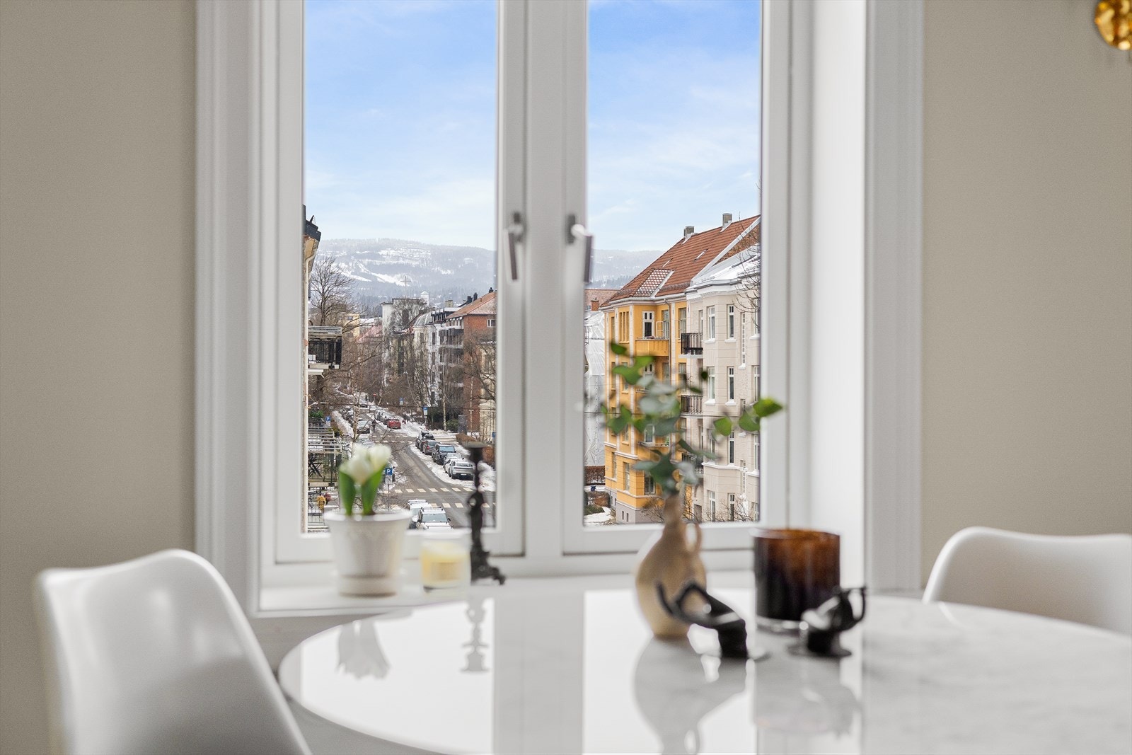 Stuen har god plass til spisebord, perfekt for sosiale sammenkomster Galleribilde