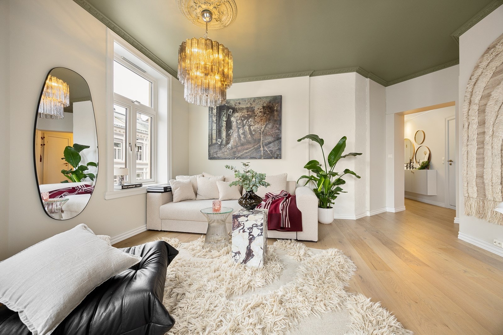 Lys og romslig stue med store vindusflater som slipper inn rikelig med dagslys Galleribilde