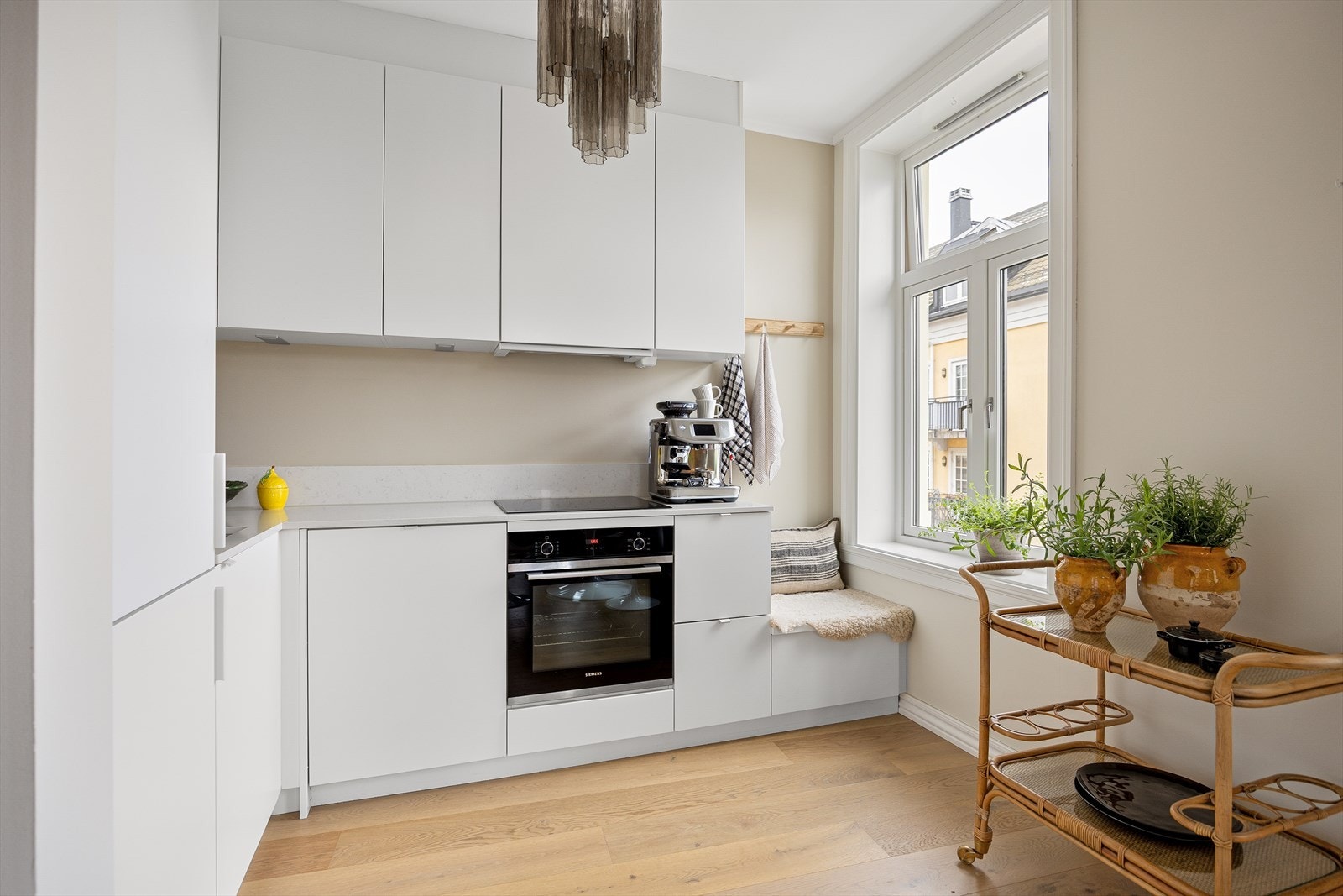 Stilren kjøkkeninnredning fra Kvik samt kompositt benkeplate med underlimt vask (2022) Galleribilde