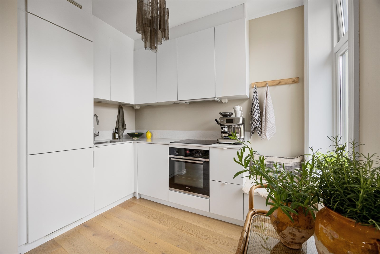 Kjøkkenet er utstyrt med integrert koketopp og stekeovn, kombinert kjøle-/fryseskap og oppvaskmaskin Galleribilde