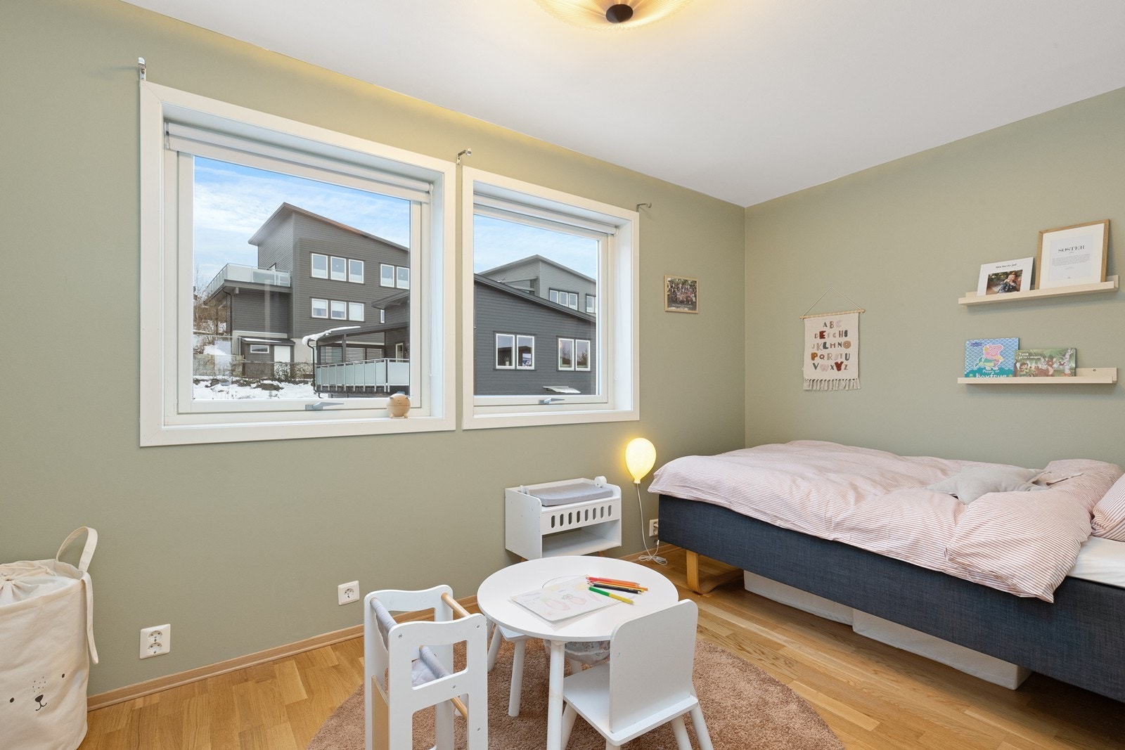 To av soverommene er plassert i en egen, adskilt sone av etasjen. Galleribilde