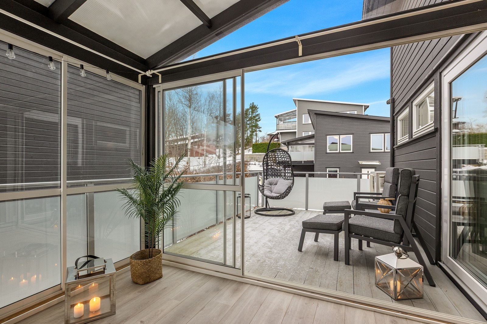 Skyvedører i glass åpner opp fra vinterhagen til en usjenert balkong. Galleribilde