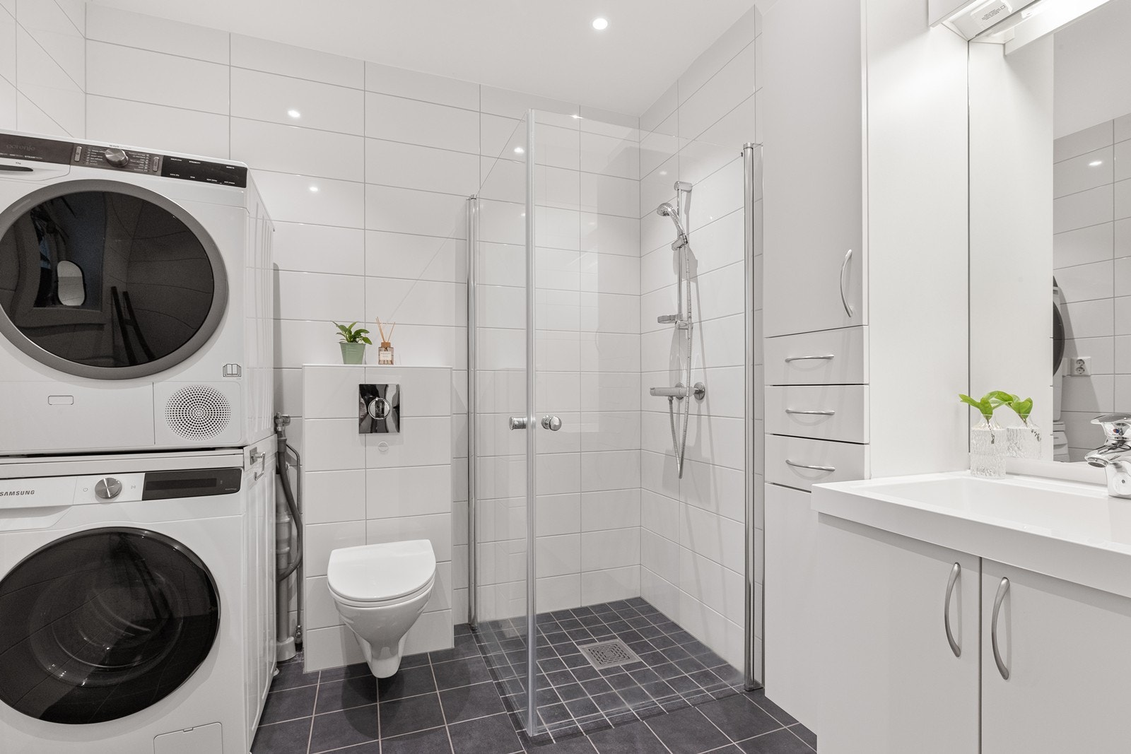 Flislagt bad i første etasje med gulvvarme og praktisk opplegg for vaskesøyle. Galleribilde