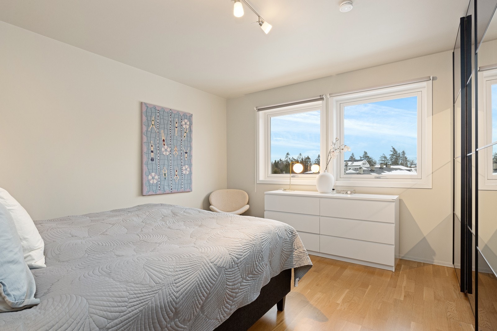 Hovedsoverommet er romslig med god plass til både seng og garderobeløsning. Galleribilde