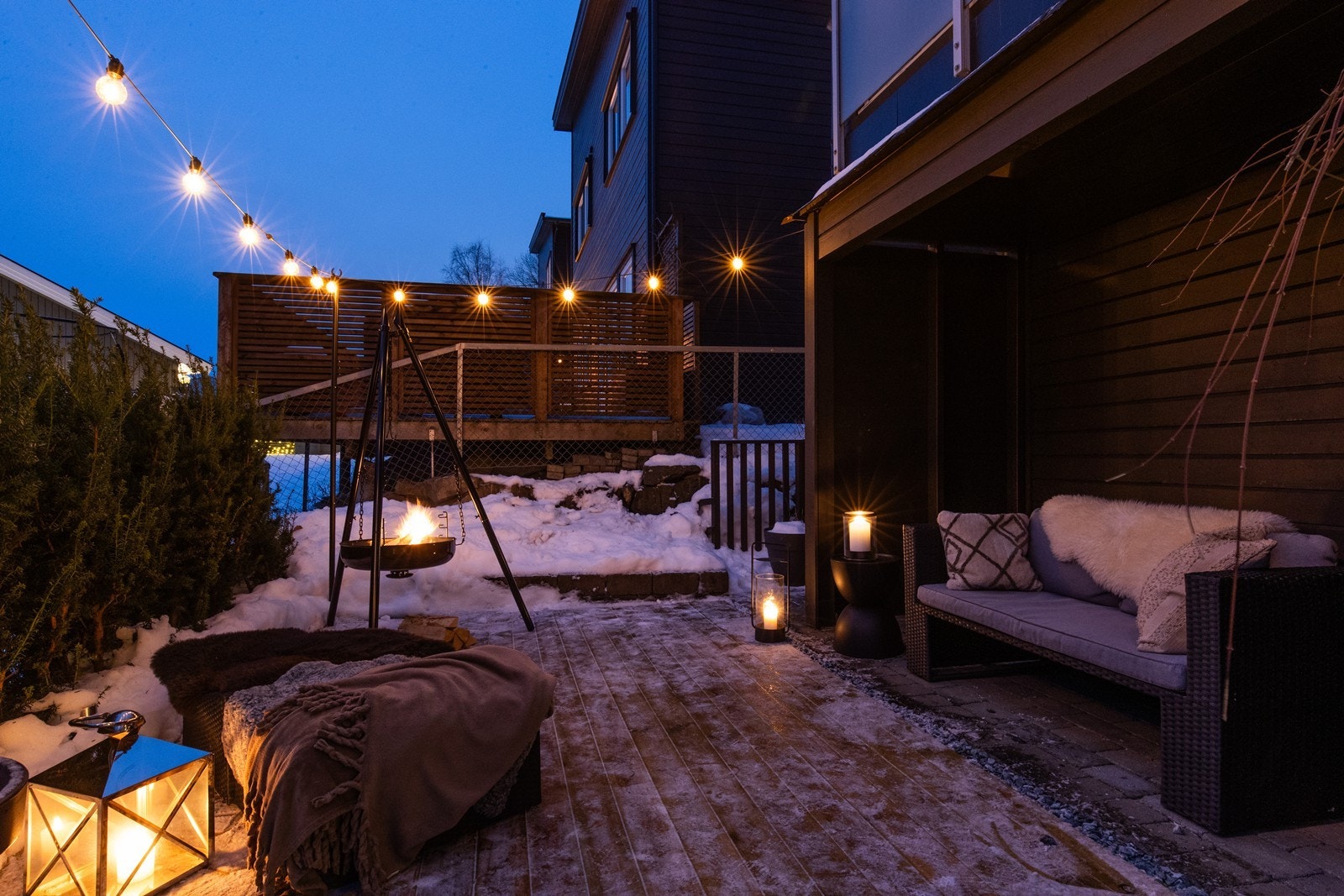 Tomten er pent opparbeidet med steinsatt gårdsplass og vintergrønne hekker. Galleribilde