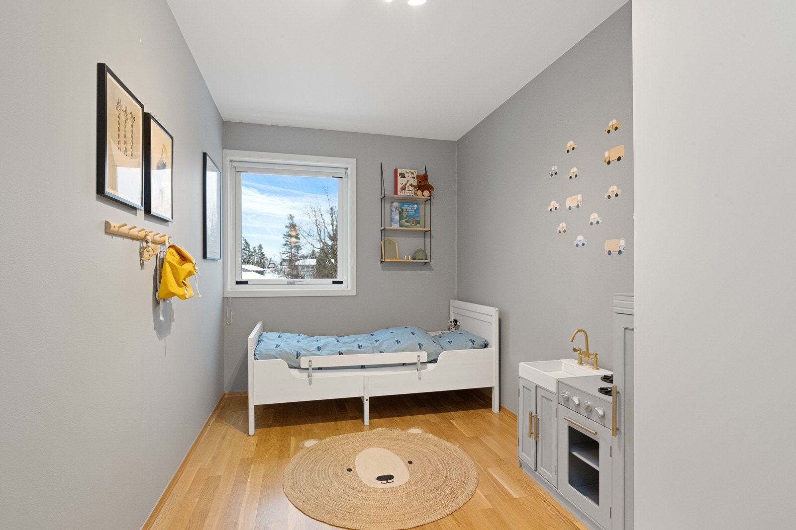 Soverommene har en god størrelse og egner seg godt som barnerom- og ungdomsrom. Galleribilde