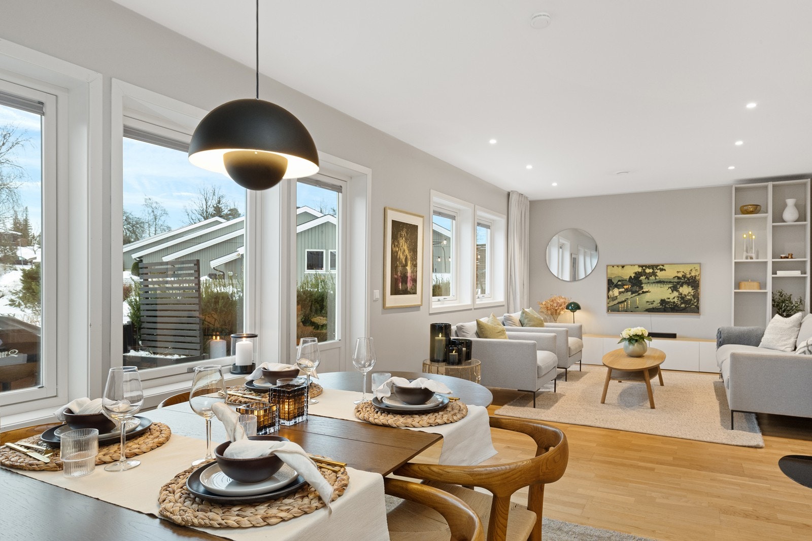 Åpen løsning mellom stue og kjøkken skaper en sosial og luftig sone. Galleribilde