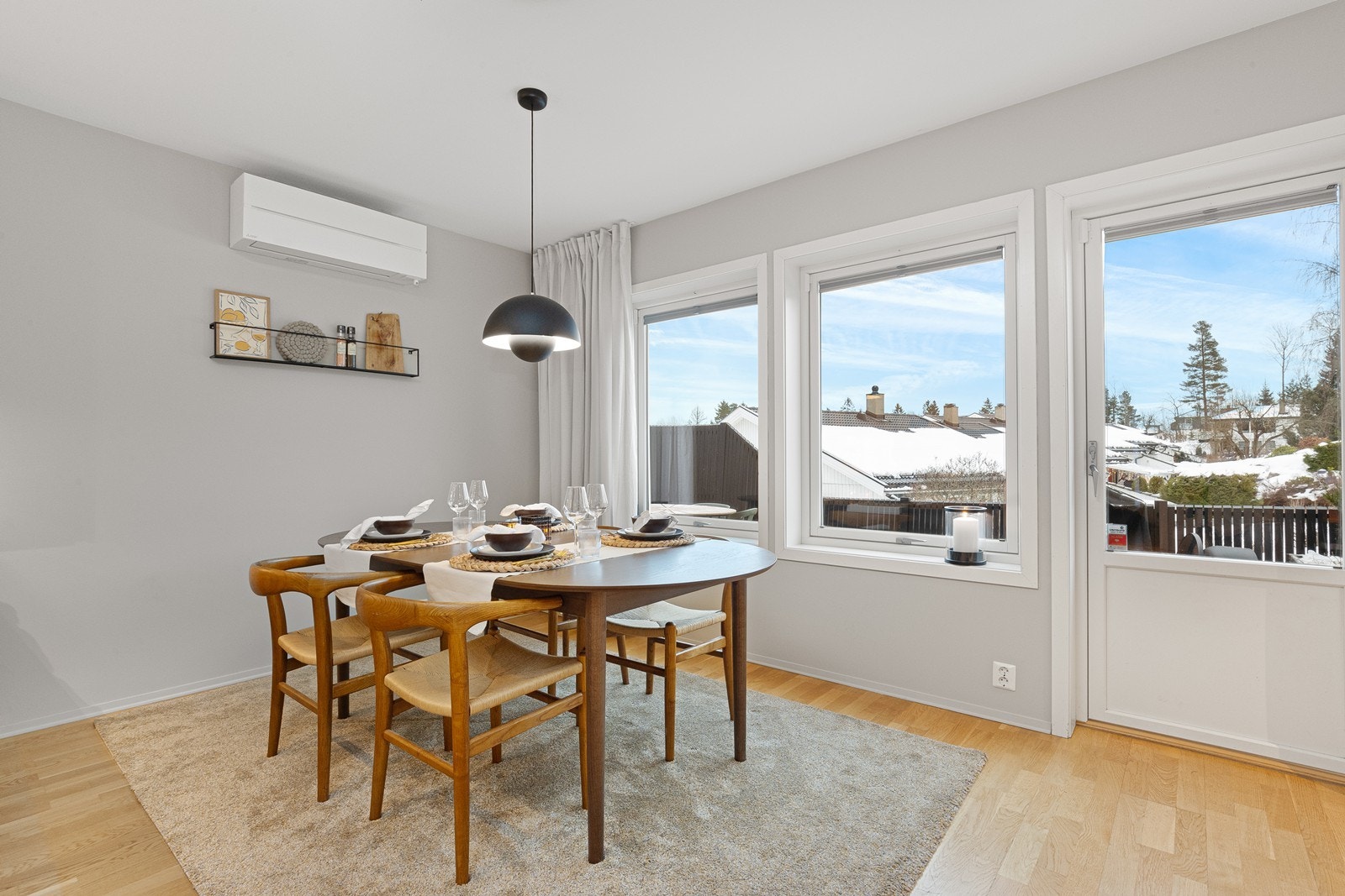 Hele første etasje er utstyrt med behagelig gulvvarme. Galleribilde