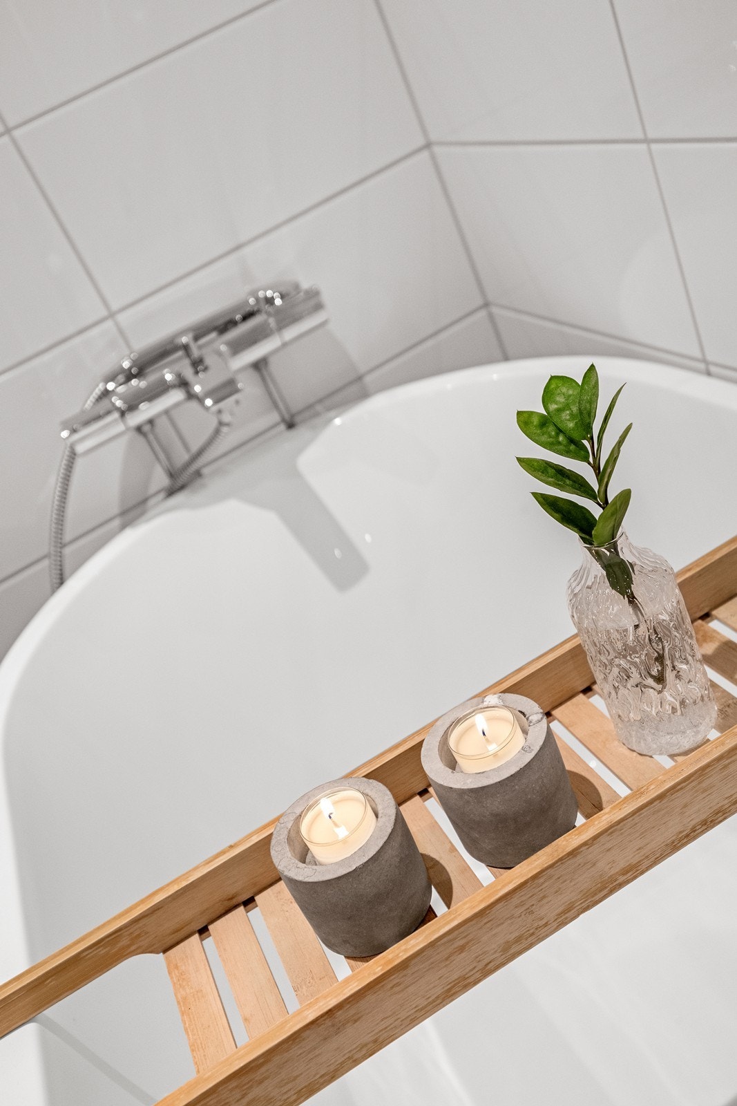 Detaljer som det frittstående badekaret gir badet et moderne preg. Galleribilde