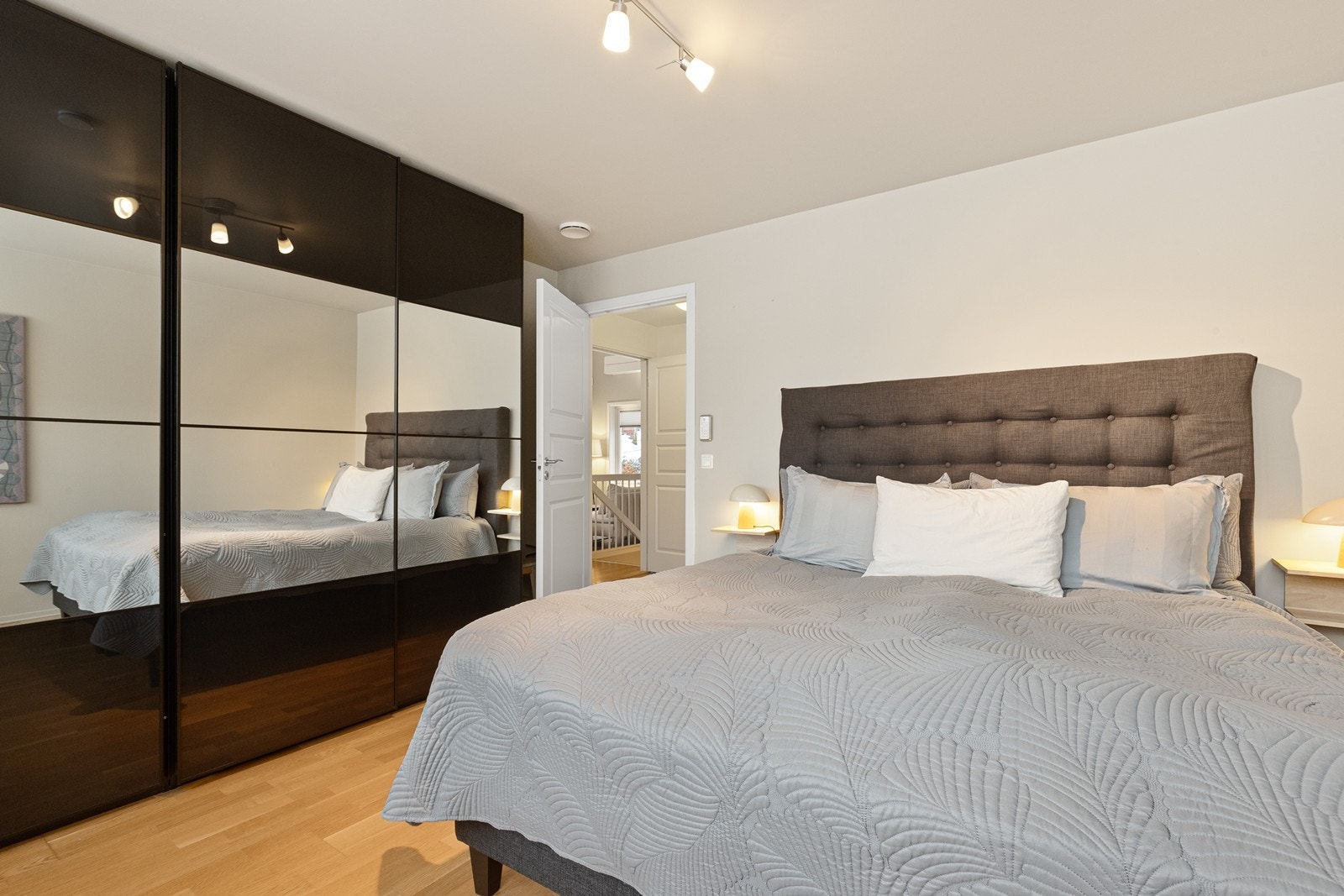 Boligen har totalt fire soverom, alle praktisk samlet i andre etasje. Galleribilde