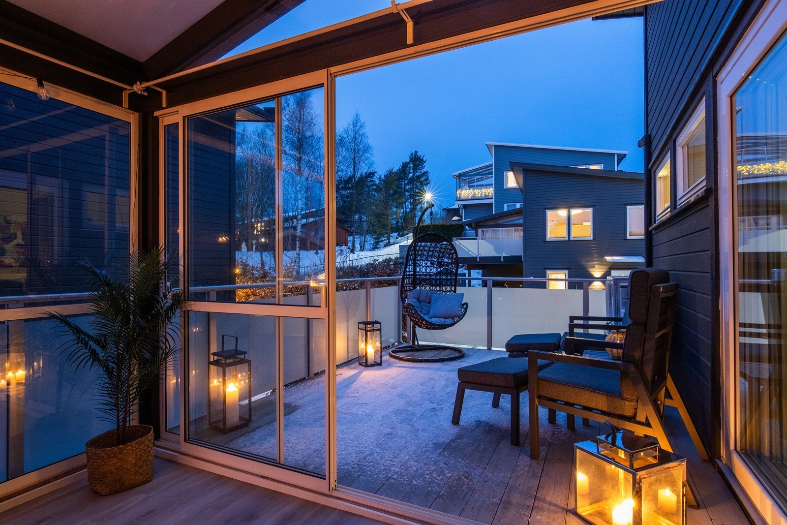 Balkongen er en fin forlengelse av stuen i andre etasje. Galleribilde